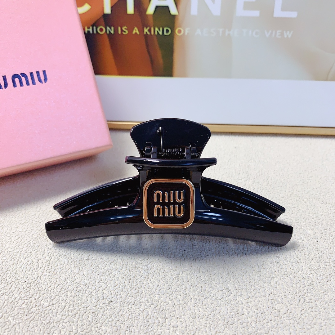 NO:285064,45 miumiu miumiu hairpin new logo clip, versatile temperament, daily exquisite items, must-have items for fairies, treasure style, recommended style for closed eyes (single with hairband box) hairpin, hairpin, miumiu, hairpins1986090945 miumiu缪缪 miumiu发夹 新款logo抓夹 气质百搭 日常精致小单品 小仙女必入单品 宝藏款 闭眼入推荐款（单个配发箍盒）发夹,发夹,miumiu,hairpins,accessory