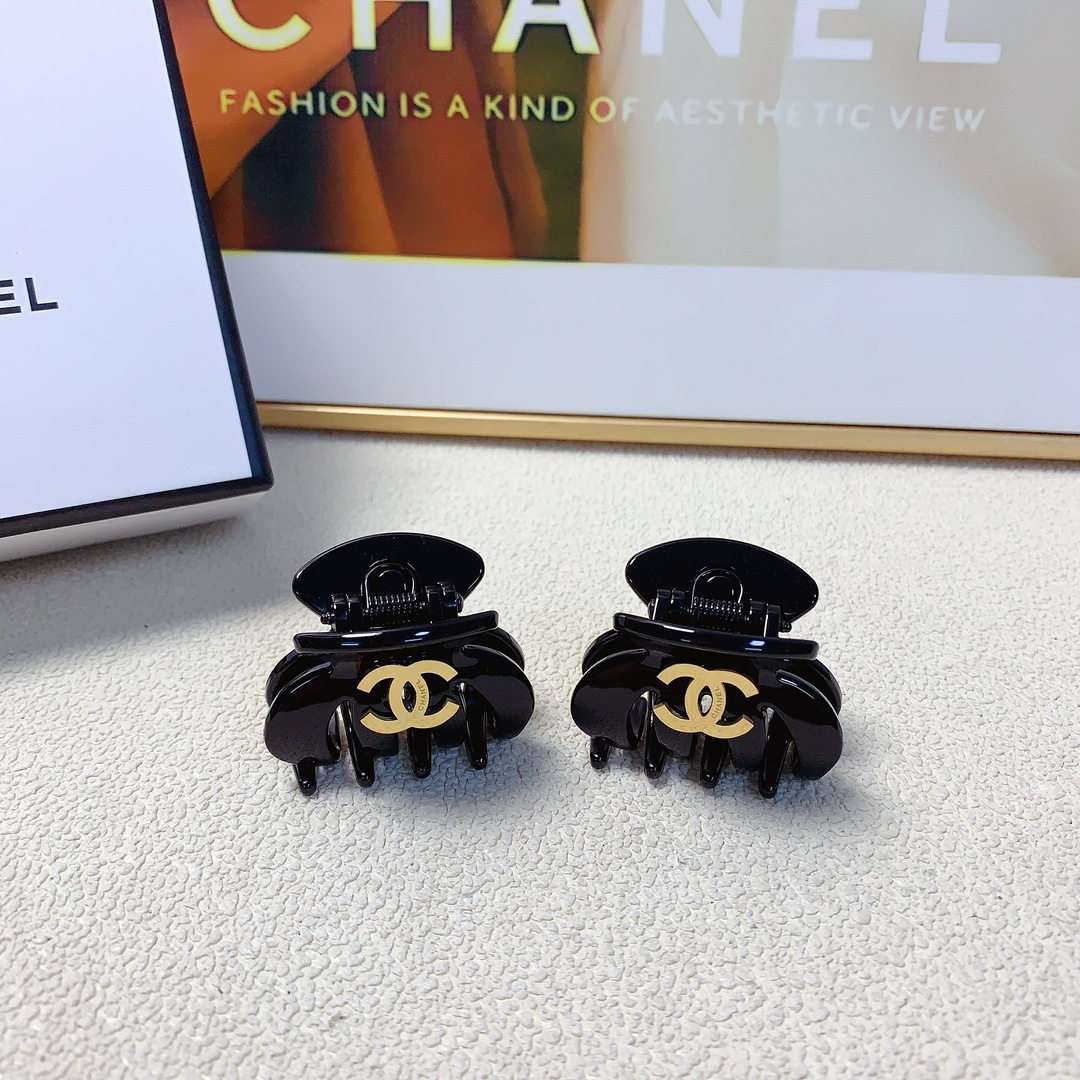NO:285068,50 Chanel Xiaoxiang Chanel clip titanium steel logo clip Korean version small edge clip Exquisite little fairy must-in item Treasure model Close eyes recommended (one pair) hairpin, hairpin, chanel, hairpins1986090950 Chanel小香 Chanel抓夹 钛钢logo抓夹韩版小边夹 精致小仙女必入单品 宝藏款 闭眼入推荐款（一对）发夹,发夹,chanel,hairpins,accessory