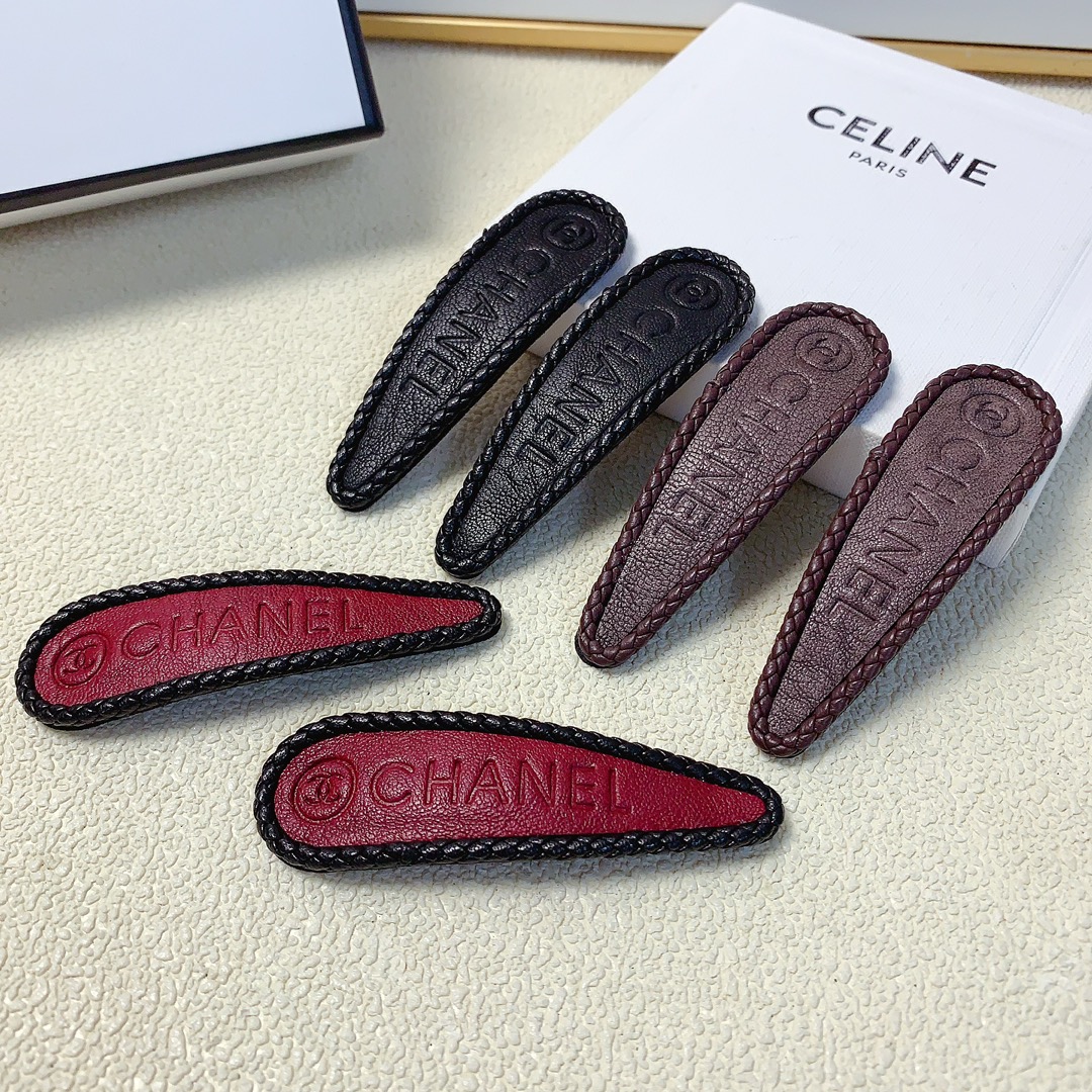 NO:285070,50 Chanel Xiaoxiang Chanel Hairpins Cowhide embossed logo press clip edge clip bb clip bang clip daily exquisite small items, temperament versatile little fairy must-have items, treasure style, closed eyes recommended style (one pair) hairpins, hairpins, chanel, cowhide, hairpins1986090950 chanel小香 chanel发夹 牛皮压纹logo压夹边夹bb夹刘海夹日常精致小单品 气质百搭小仙女必入单品 宝藏款 闭眼入推荐款（一对）发夹,发夹,chanel,cowhide,hairpins,accessory