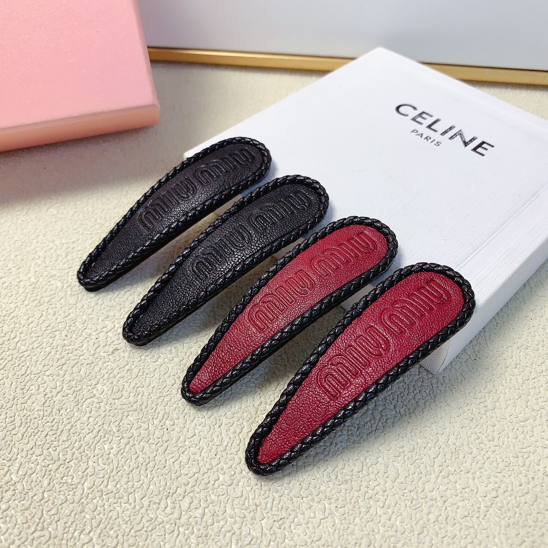 NO:285072,50 miumiu miumiu hairpin cowhide embossed logo press clip edge clip bb clip bang clip daily exquisite small items, temperament versatile little fairy must-have items, treasure style, closed eyes recommended style (one pair) hairpin, hairpin, miumiu, cowhide, hairpins1986090950 miumiu缪缪 miumiu发夹 牛皮压纹logo压夹边夹bb夹刘海夹日常精致小单品 气质百搭小仙女必入单品 宝藏款 闭眼入推荐款（一对）发夹,发夹,miumiu,cowhide,hairpins,accessory
