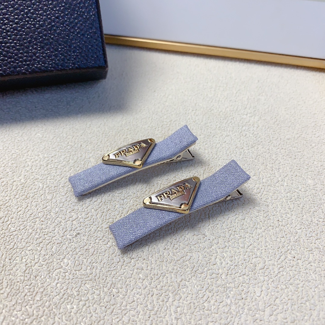 NO:285076,50 rada rada press clip triangle logo denim press clip edge clip bang clip daily exquisite small items, temperament versatile little fairy must-have items Treasure model Close eyes recommended (one pair) hair clip, hair clip, prada, prada, hairpins1986090950 rada普拉达 rada压夹 三角logo牛仔压夹边夹刘海夹日常精致小单品 气质百搭小仙女必入单品 宝藏款 闭眼入推荐款（一对）发夹,发夹,prada,prada,hairpins,accessory