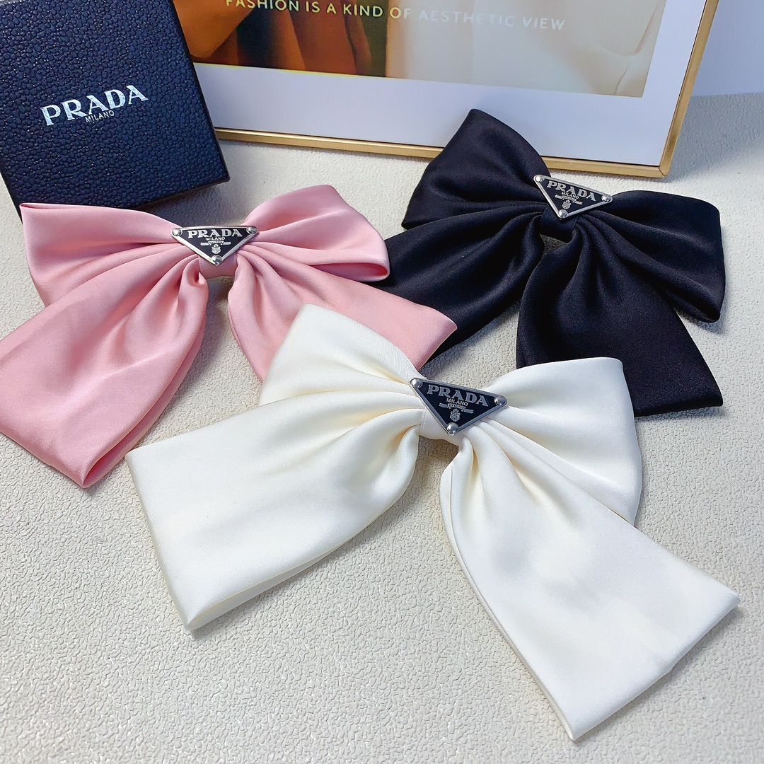 NO:285080,45 rada rada hair clips New triangle logo bow hair clip spring clips Three-dimensional temperament Fashion and versatile little fairy must-in-one item Closed eyes Recommended (single) hair clips, hair clips, prada, prada, hairpins1986090945 rada普拉达 rada发夹 新款三角logo蝴蝶结发夹弹簧夹 版型立体气质时尚百搭小仙女必入单品 闭眼入推荐款（单个）发夹,发夹,prada,prada,hairpins,accessory