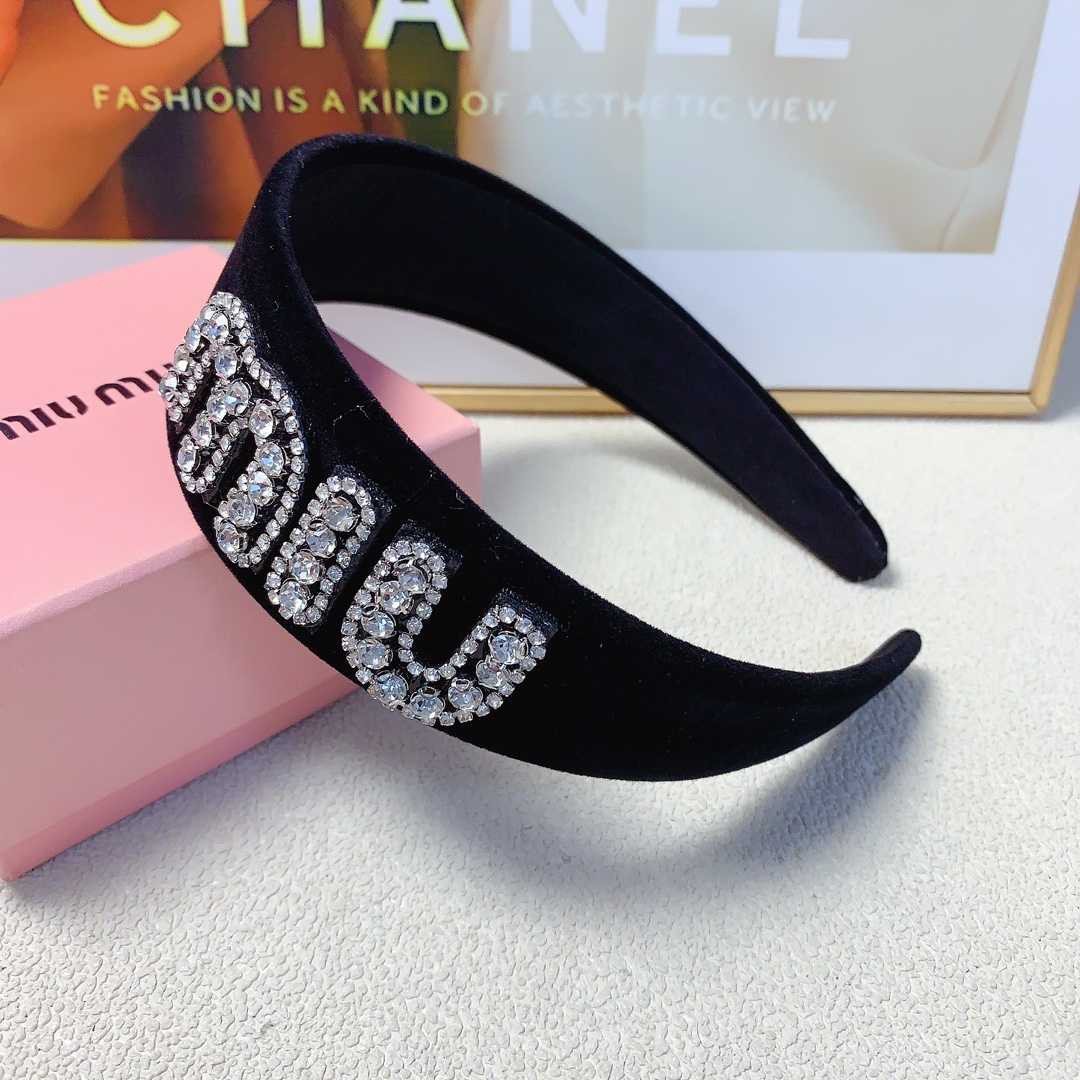 NO:285088,50 miumiu miumiu hairband velvet Czech diamond logo light luxury style hairband temperament versatile little fairy must-apply single product full of celebrity style ~ treasure style closed eyes recommended (single) hairpins, hairpins, miumiu, hairpins1986090950 miumiu缪缪 miumiu发箍 丝绒捷克钻logo轻奢风发箍气质百搭小仙女必入单品名媛风十足～宝藏款 闭眼入推荐款（单个）发夹,发夹,miumiu,hairpins,accessory
