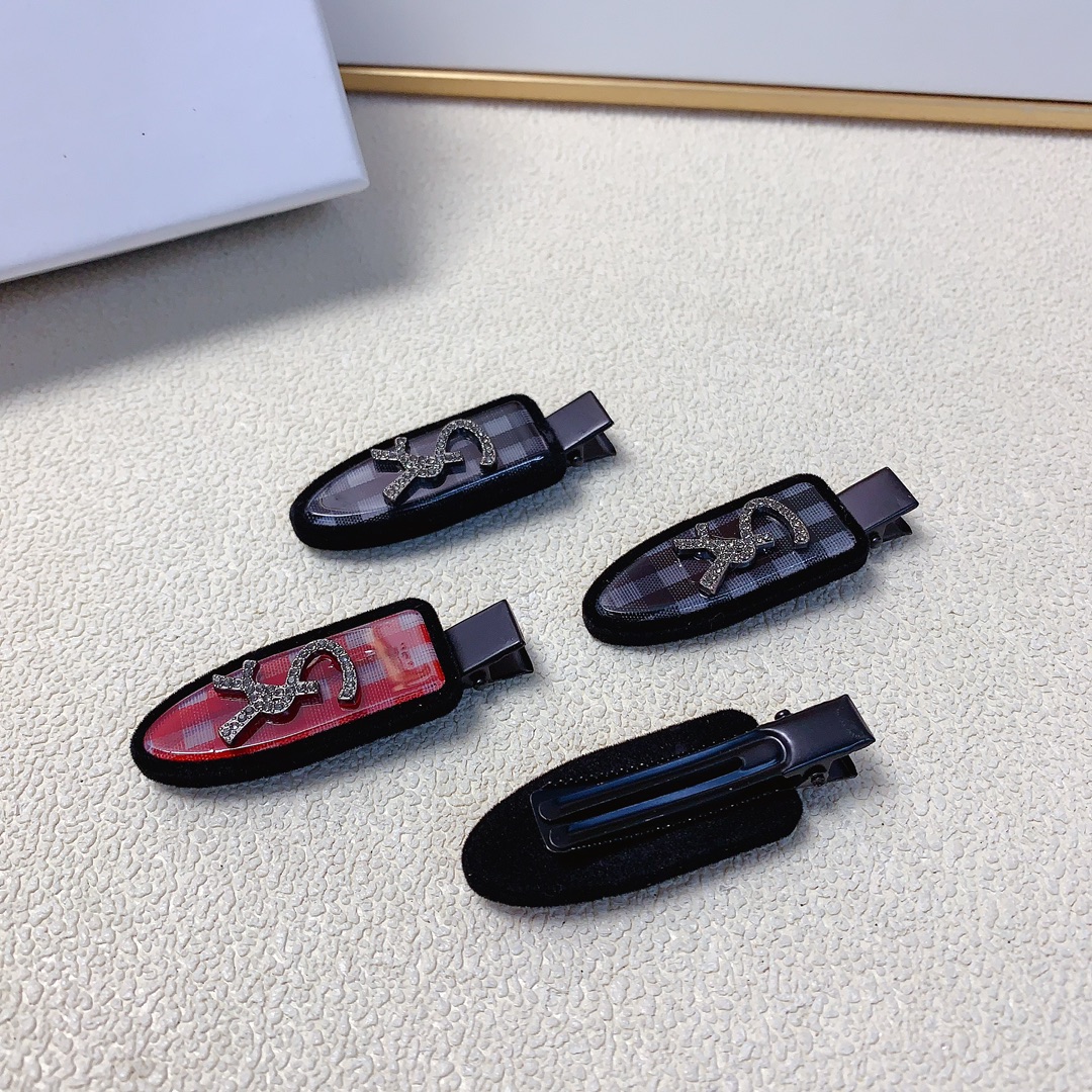 NO:285100,50 YSL Saint Laurent Poplar Press Clip New logo Press Clip Edge Clip Bangle Clip Daily exquisite small items, versatile temperament and nymph, must-in-place items for fairy Treasure model, recommended style for closed eyes (one pair) hairpins, hairpins, saint laurent, saint laurent, hairpins1986090950 YSL圣罗兰 杨树林压夹 新款logo压夹边夹刘海夹日常精致小单品 气质百搭小仙女必入单品 宝藏款 闭眼入推荐款（一对）发夹,发夹,saint laurent,saint laurent,hairpins,accessory