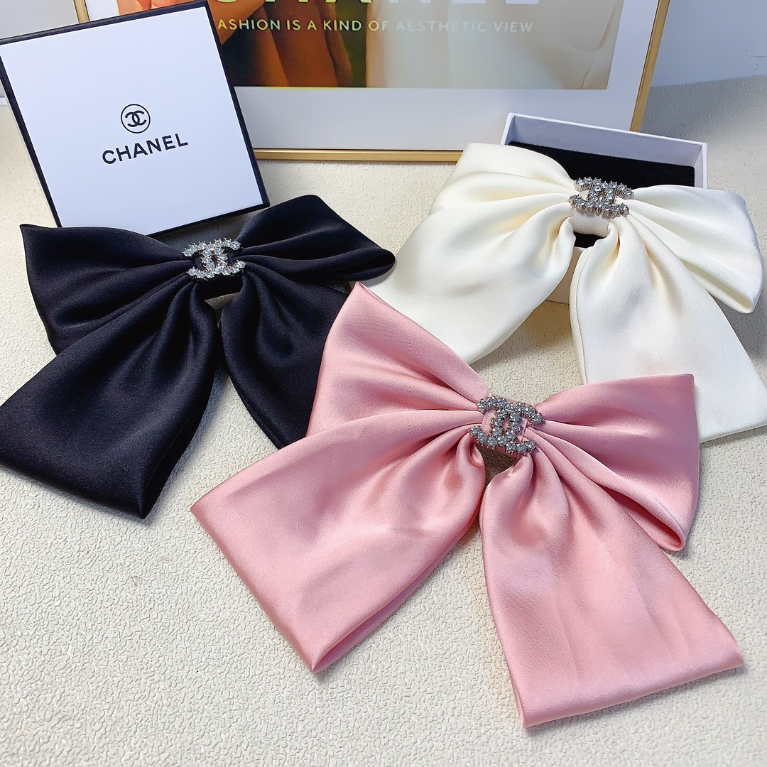 NO:285078,45 CHANEL Xiaoxiang CHANEL hairpin silk bow logo spring clip versatile temperament must-have item for a fairy, full of celebrity style ~ treasure style, recommended style for closed eyes (single) hairpin, hairpin, chanel, silk fabric, hairpins1986090945 CHANEL小香 CHANEL发夹 绸缎蝴蝶结logo弹簧夹 气质百搭小仙女必入单品 名媛风十足～宝藏款 闭眼入推荐款（单个）发夹,发夹,chanel,silk fabric,hairpins,accessory