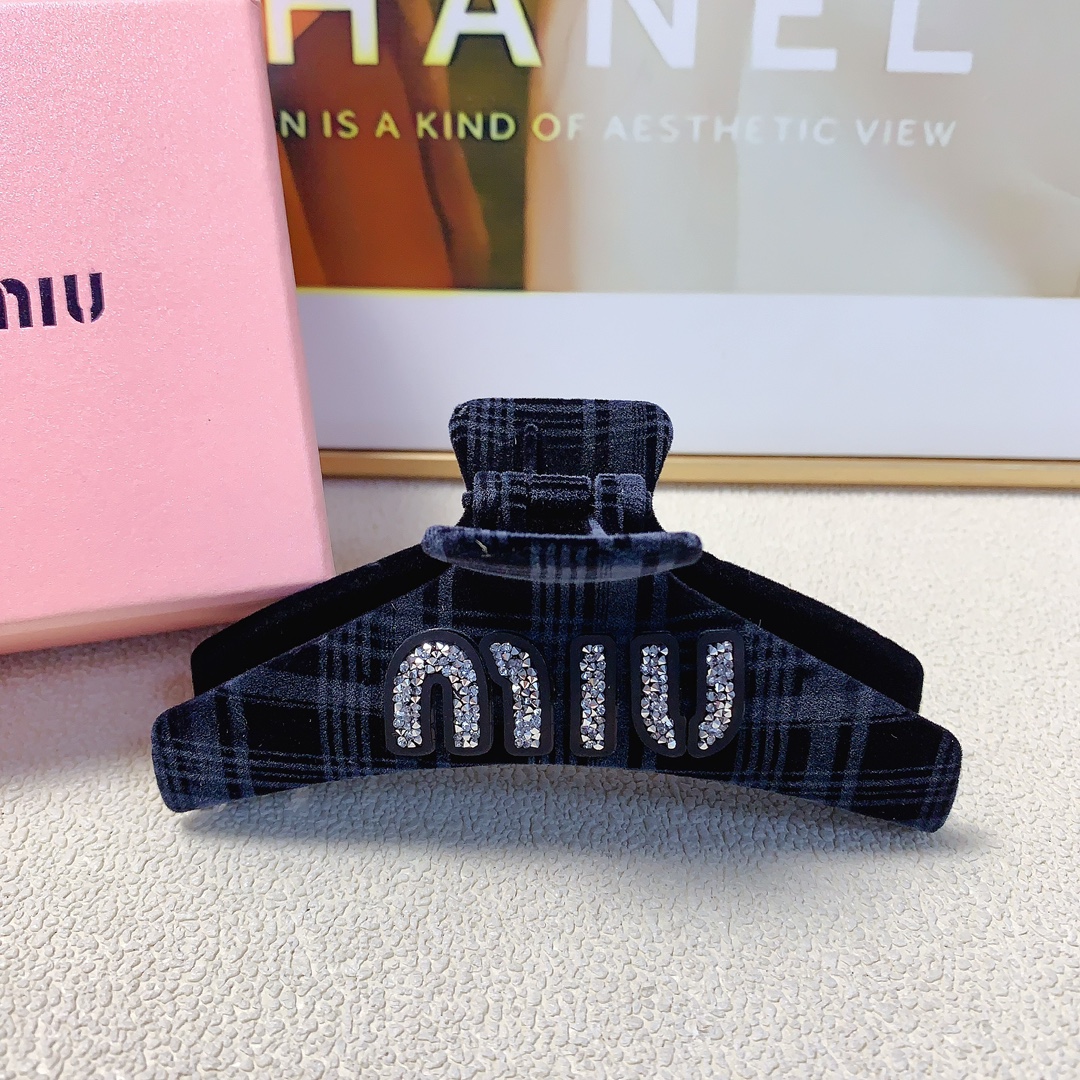 NO:285081,45 miumiu miumiu hairpin flocking plaid logo clip, versatile temperament, daily exquisite items, must-have items for fairies, treasure style, recommended style for closed eyes (single hairband box) hairpin, hairpin, miumiu, hairpins1986090945 miumiu缪缪 miumiu发夹 植绒格子logo抓夹 气质百搭 日常精致小单品 小仙女必入单品 宝藏款 闭眼入推荐款（单个配发箍盒）发夹,发夹,miumiu,hairpins,accessory