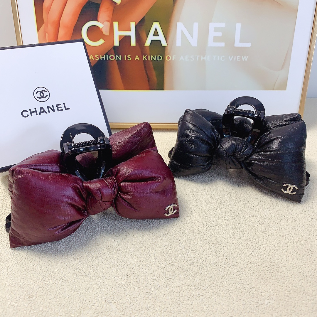 NO:285158,45 Chanel Xiaoxiang Chanel hairpins Space cotton bow logo clips All-matched temperament and exquisite daily items. Must-in-place items for fairies. Treasure style. Recommended style for closed eyes (single with hairband box) hairpins, hairpins, chanel, hairpins1986090945 chanel小香 chanel发夹 太空棉蝴蝶结logo抓夹 气质百搭 日常精致小单品 小仙女必入单品 宝藏款 闭眼入推荐款（单个配发箍盒）发夹,发夹,chanel,hairpins,accessory