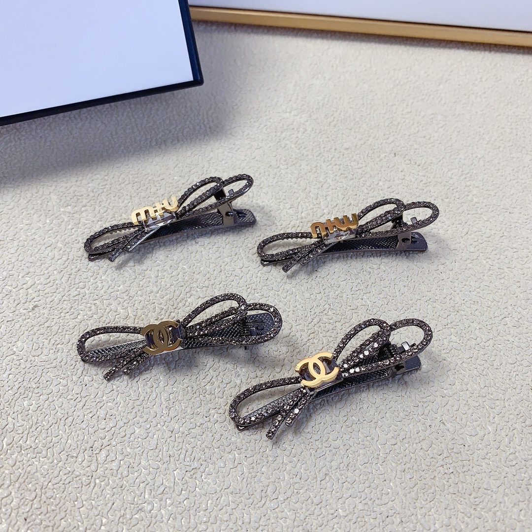 NO:285162,50 Chanel Xiaoxiang Miumiu Metal full diamond bow logo press clip edge clip bang clip daily exquisite small items, temperament versatile little fairy must-have items Treasure model Close eyes recommended (one pair) hairpin, hairpin, chanel, miumiu, hairpins1986090950 chanel小香 miumiu缪缪 金属满钻蝴蝶结logo压夹边夹刘海夹日常精致小单品 气质百搭小仙女必入单品 宝藏款 闭眼入推荐款（一对）发夹,发夹,chanel,miumiu,hairpins,accessory