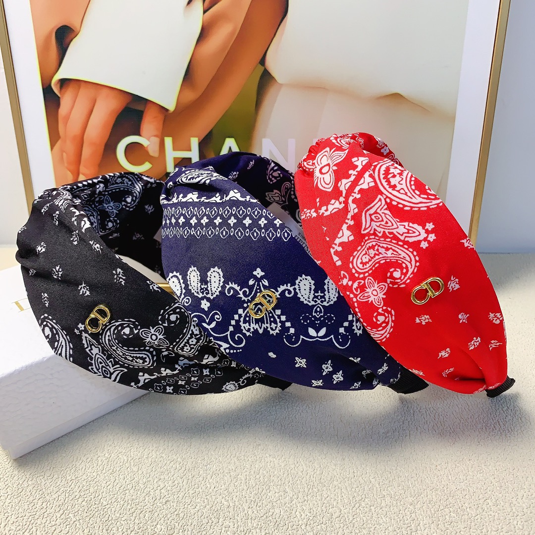 NO:285176,45 Dior Dior headband, silk printed simple logo, light luxury style hairband, temperament, versatile, little fairy must-have single product, full of celebrity style~ treasure style, closed eyes and recommended style (single) hairpins, hairpins, dior, dior, silk fabric, hairpins1986090945 Dior迪奥 Dior发箍 绸缎印花简约logo轻奢风发箍气质百搭小仙女必入单品名媛风十足～宝藏款 闭眼入推荐款（单个）发夹,发夹,dior,dior,silk fabric,hairpins,accessory