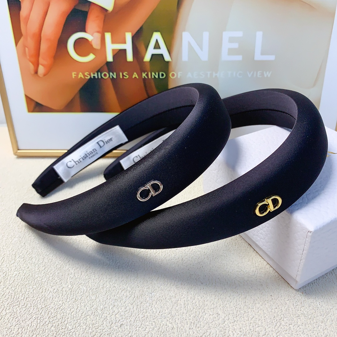 NO:285180,45 Dior Dior hairband, simple silk logo, light luxury style hairband, temperament, versatile, little fairy must-have single product, full of celebrity style~ treasure style, closed eyes and recommended style (single) hairpins, hairpins, dior, dior, silk fabric, hairpins1986090945 Dior迪奥 Dior发箍 绸缎简约logo轻奢风发箍气质百搭小仙女必入单品名媛风十足～宝藏款 闭眼入推荐款（单个）发夹,发夹,dior,dior,silk fabric,hairpins,accessory