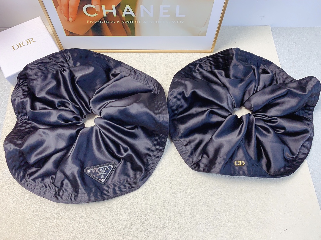 NO:300482,45 rada Dior rubber band Large silk logo rubber band hair ring large intestinal circle temperament versatile little fairy must-apply single treasure style, closed eyes recommended style (single hairband box) hairpins, hairpins, dior, dior, prada, prada, silk fabric, hairpins1986090945 rada普拉达 Dior迪奥皮筋 大号绸缎logo皮筋发圈大肠圈气质百搭小仙女必入单品宝藏款 闭眼入推荐款（单个配发箍盒）发夹,发夹,dior,dior,prada,prada,silk fabric,hairpins,accessory