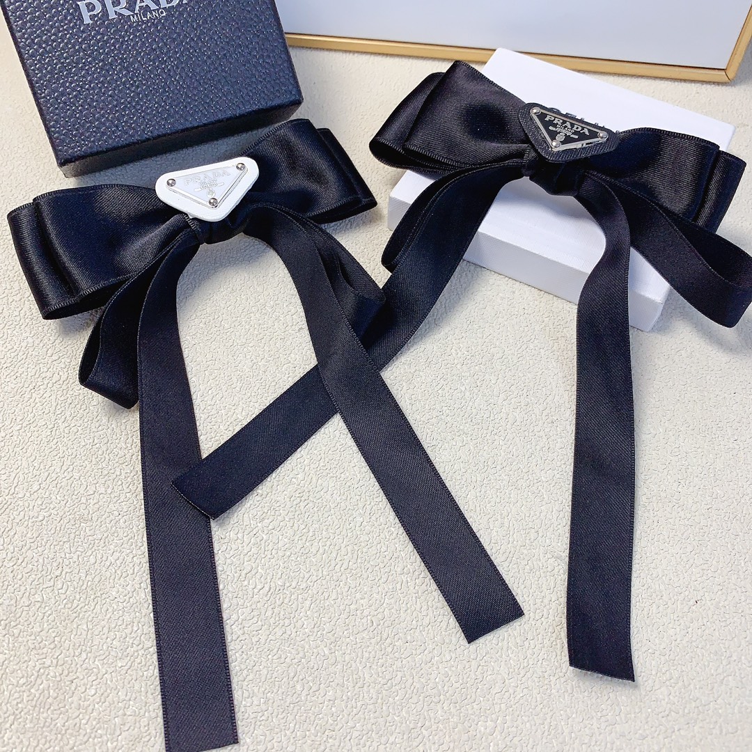 NO:285284,45 rada rada hair clip Triangle brand logo bow streamer hair clip spring clip Three-dimensional temperament Fashion and versatile little fairy must-in item Closed eyes recommended (single hairband box) hair clip, hair clip, prada, prada, hairpins1986090945 rada普拉达 rada发夹 三角牌logo蝴蝶结飘带发夹弹簧夹 版型立体气质时尚百搭小仙女必入单品 闭眼入推荐款（单个配发箍盒）发夹,发夹,prada,prada,hairpins,accessory