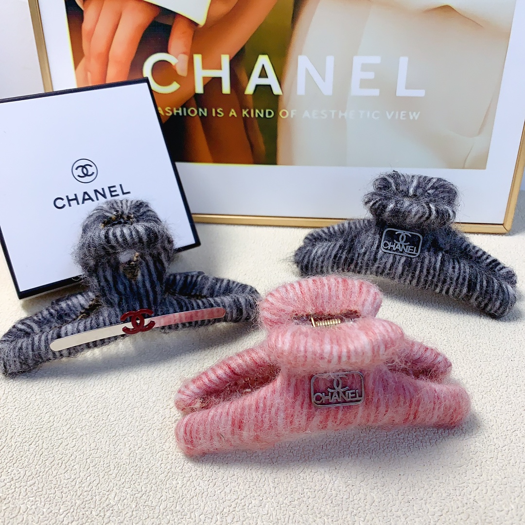 NO:285302,45 Chanel Xiaoxiang Chanel clip New autumn and winter seahorse clip versatile temperament, daily exquisite items, must-have items for fairies, treasure style, recommended style for closed eyes (single with hairband box) hairpins, hairpins, chanel, hairpins1986090945 Chanel小香 Chanel抓夹 秋冬新款海马毛抓夹 气质百搭 日常精致小单品 小仙女必入单品 宝藏款 闭眼入推荐款（单个配发箍盒）发夹,发夹,chanel,hairpins,accessory