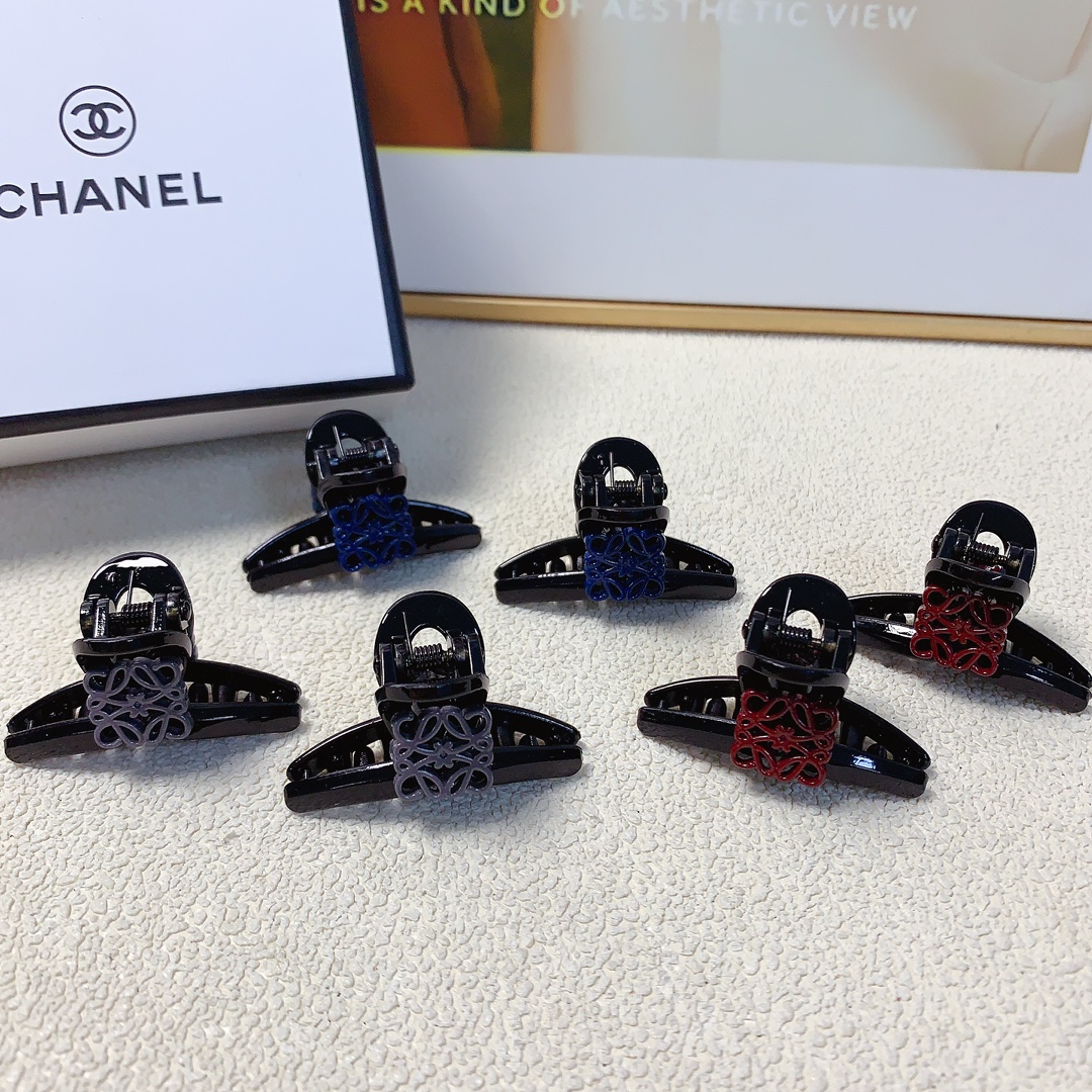 NO:285279,45 loewe loewe grab clip new logo grab clip Korean version small edge clip exquisite little fairy must-in item Treasure model Close eyes recommended (one pair) hairpin, hairpin, loewe, loewe, hairpins1986090945 loewe罗意威 loewe抓夹 新款logo抓夹韩版小边夹 精致小仙女必入单品 宝藏款 闭眼入推荐款（一对）发夹,发夹,loewe,loewe,hairpins,accessory