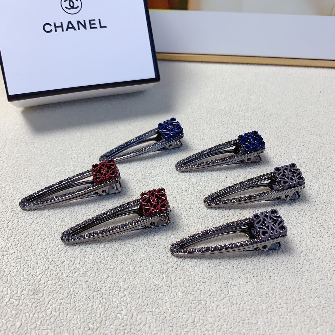 NO:285282,50 loewe loewe press clip full diamond logo press clip edge clip bang clip daily exquisite small items, temperament versatile little fairy must-have items Treasure model Close eyes recommended (one pair) hair clip, hair clip, loewe, loewe, hairpins1986090950 loewe罗意威 loewe压夹 满钻logo压夹边夹刘海夹日常精致小单品 气质百搭小仙女必入单品 宝藏款 闭眼入推荐款（一对）发夹,发夹,loewe,loewe,hairpins,accessory