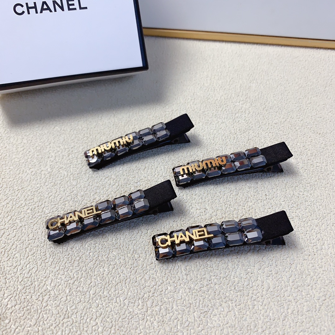 NO:285285,50 Chanel Xiaoxiang Miumiu Miumiu press clip Czech diamond titanium steel logo press clip edge clip bang clip daily exquisite small items Temperament versatile little fairy must-in item Treasure model Close eyes recommended (one pair) hairpin, hairpin, chanel, miumiu, hairpins1986090950 chanel小香 miumiu缪缪压夹 捷克钻钛钢logo压夹边夹刘海夹日常精致小单品 气质百搭小仙女必入单品 宝藏款 闭眼入推荐款（一对）发夹,发夹,chanel,miumiu,hairpins,accessory