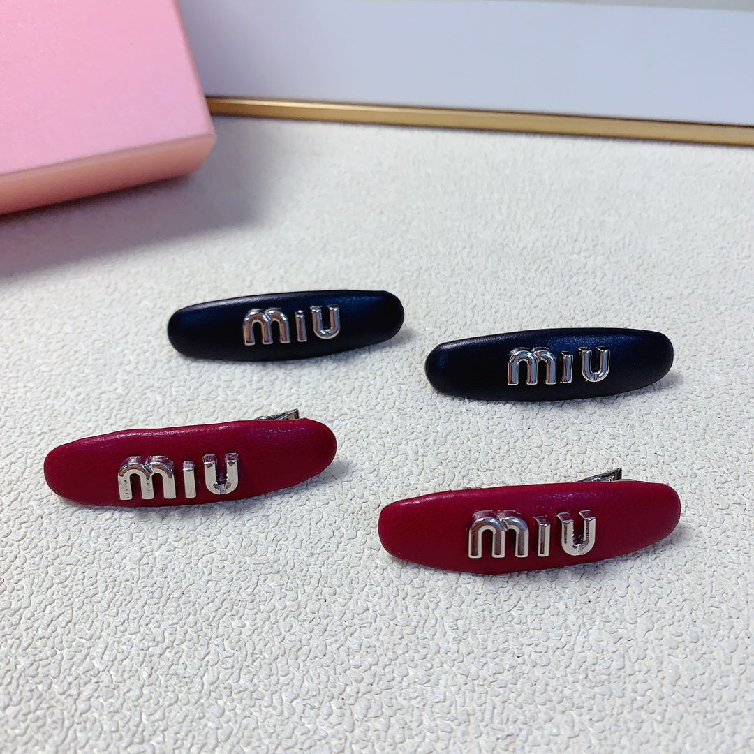 NO:285288,50 miumiu miumiu press clip sheepskin logo press clip edge clip bang clip daily exquisite small items, temperament and versatile little fairy must-have items, treasure style, closed eyes and recommended style (one pair) hairpins, hairpins, miumiu, sheepskin, hairpins1986090950 miumiu缪缪 miumiu压夹 羊皮logo压夹边夹刘海夹日常精致小单品 气质百搭小仙女必入单品 宝藏款 闭眼入推荐款（一对）发夹,发夹,miumiu,sheepskin,hairpins,accessory