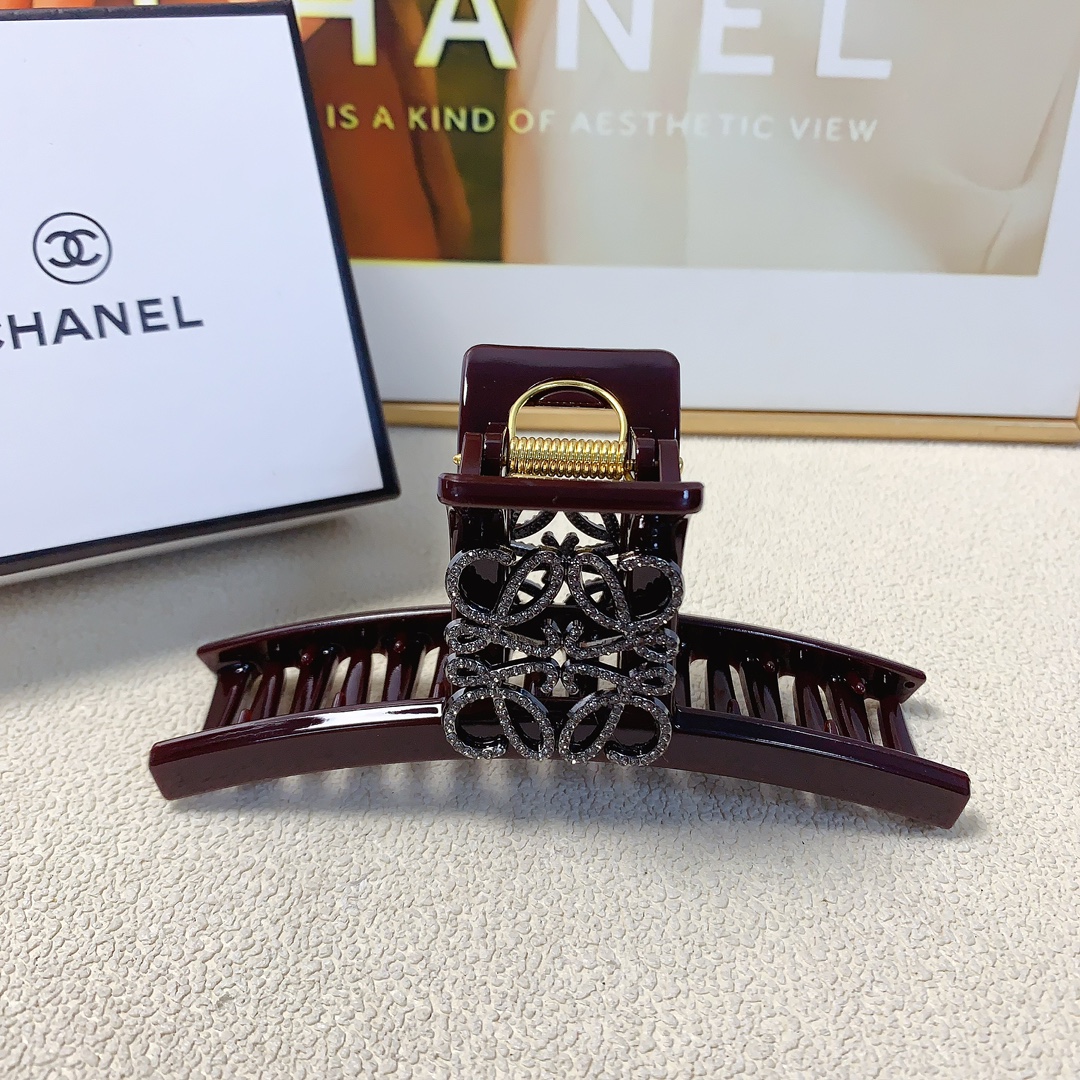 “Loewe Catcher: Fine Drill Logo Grabs in Big Piece” - 图片 1