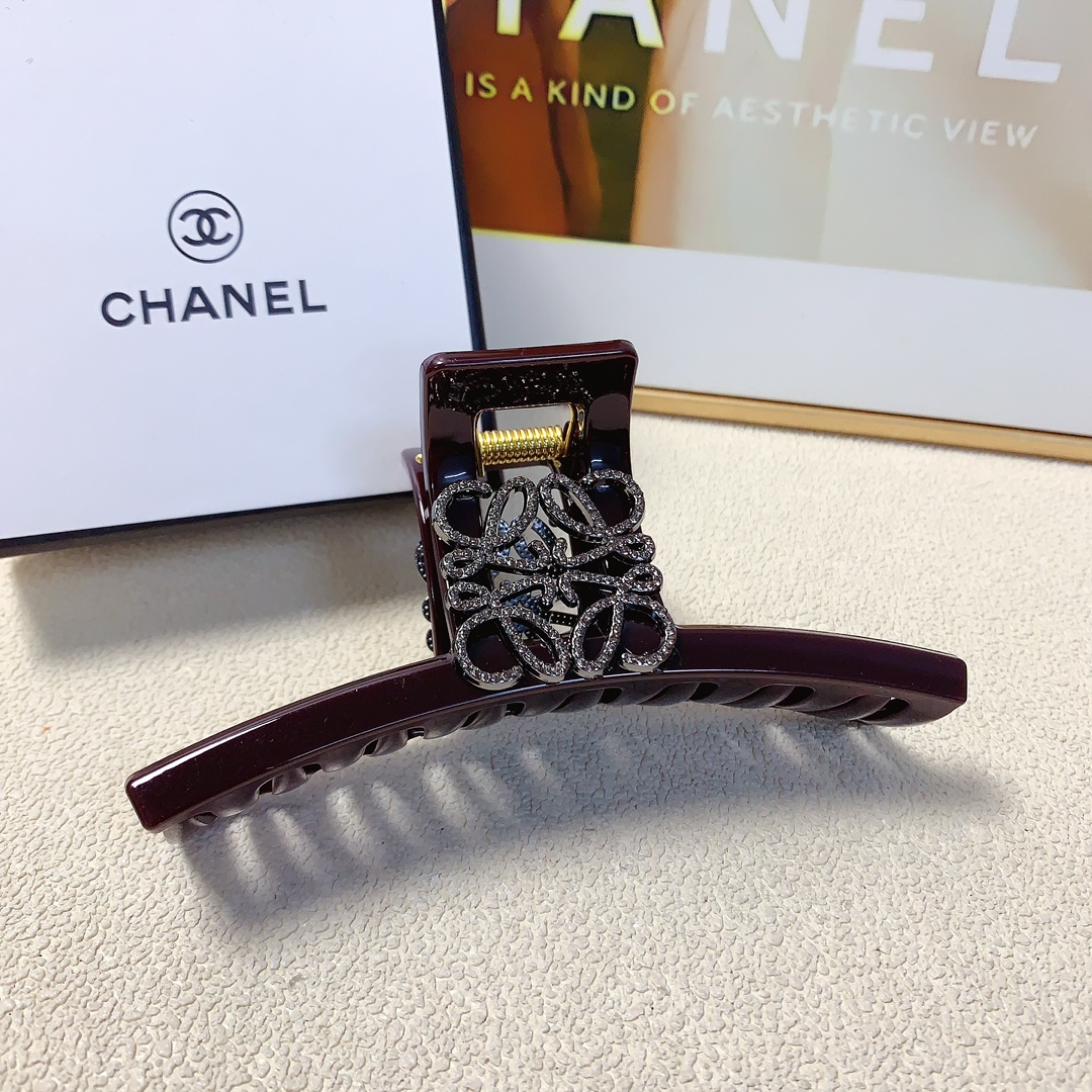 “Loewe Catcher: Fine Drill Logo Grabs in Big Piece” - 图片 4