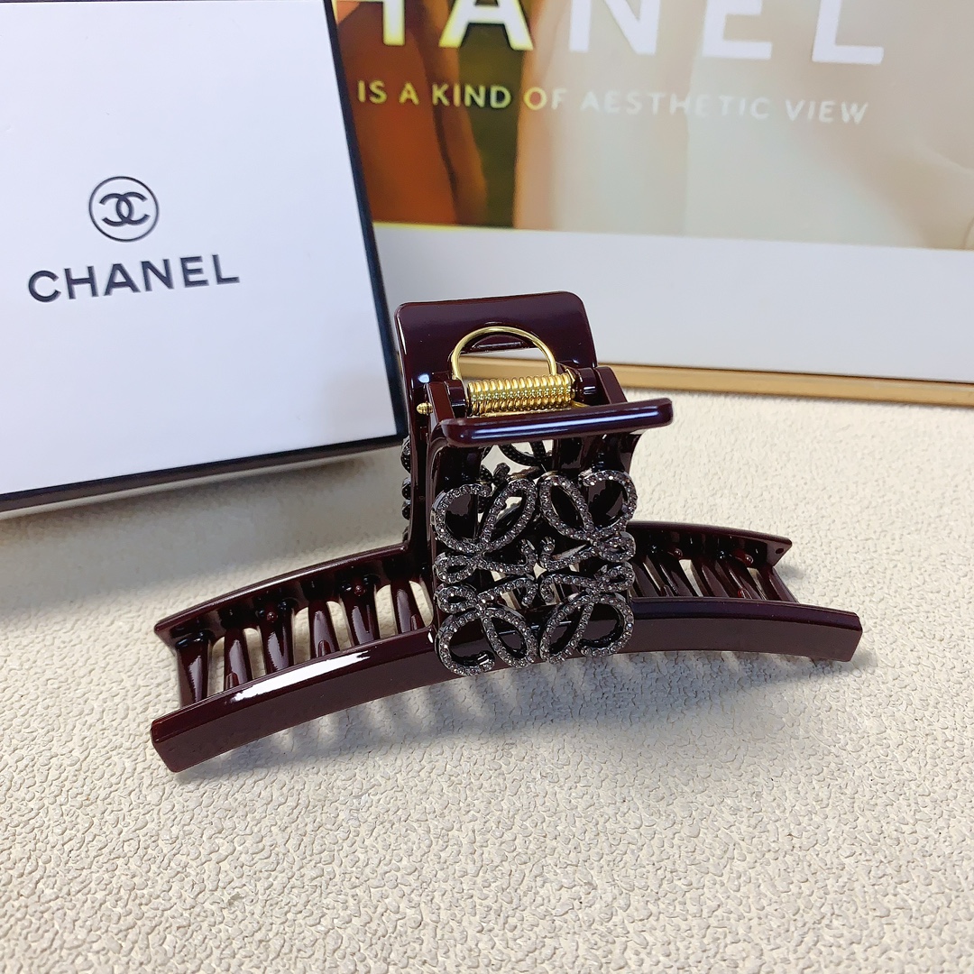 “Loewe Catcher: Fine Drill Logo Grabs in Big Piece” - 图片 2