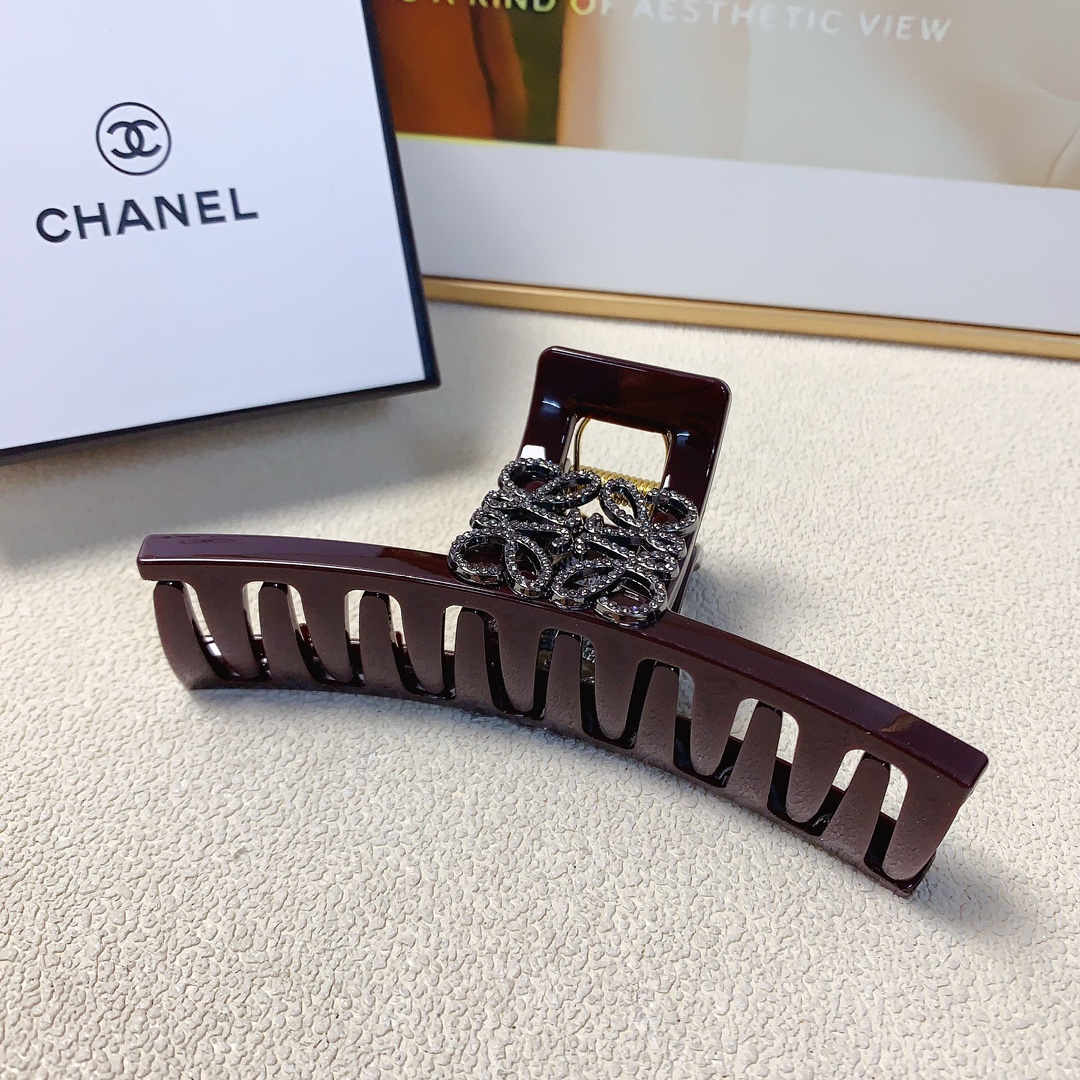 “Loewe Catcher: Fine Drill Logo Grabs in Big Piece” - 图片 5
