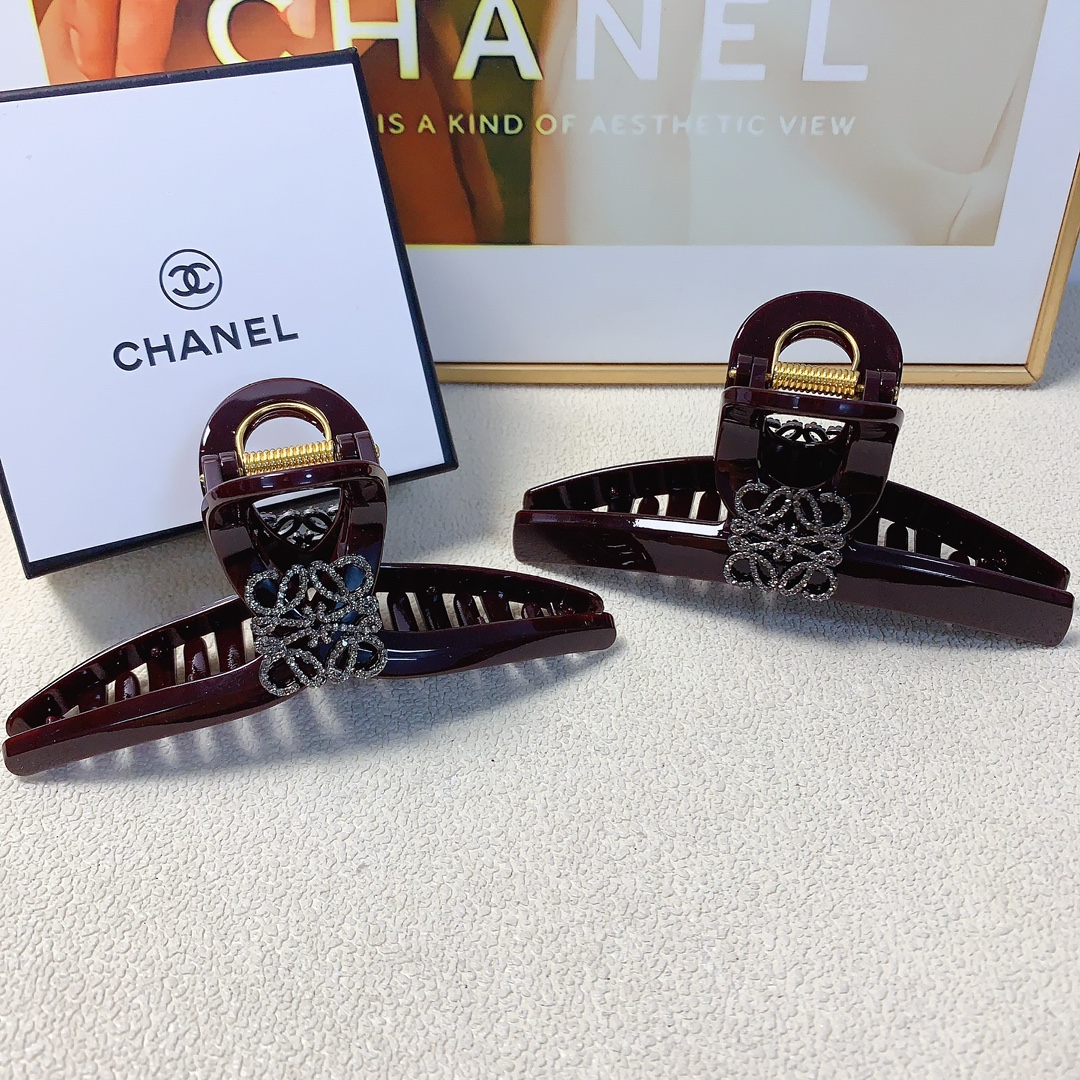 NO:285303,45 loewe loewe clip hollow full diamond logo clip versatile temperament everyday exquisite items must-in-place for little fairies Treasure style recommended style closed eyes (single hairband box) hairpins, hairpins, loewe, loewe, hairpins1986090945 loewe罗意威 loewe抓夹 镂空满钻logo抓夹 气质百搭 日常精致小单品 小仙女必入单品 宝藏款 闭眼入推荐款（单个发箍盒）发夹,发夹,loewe,loewe,hairpins,accessory