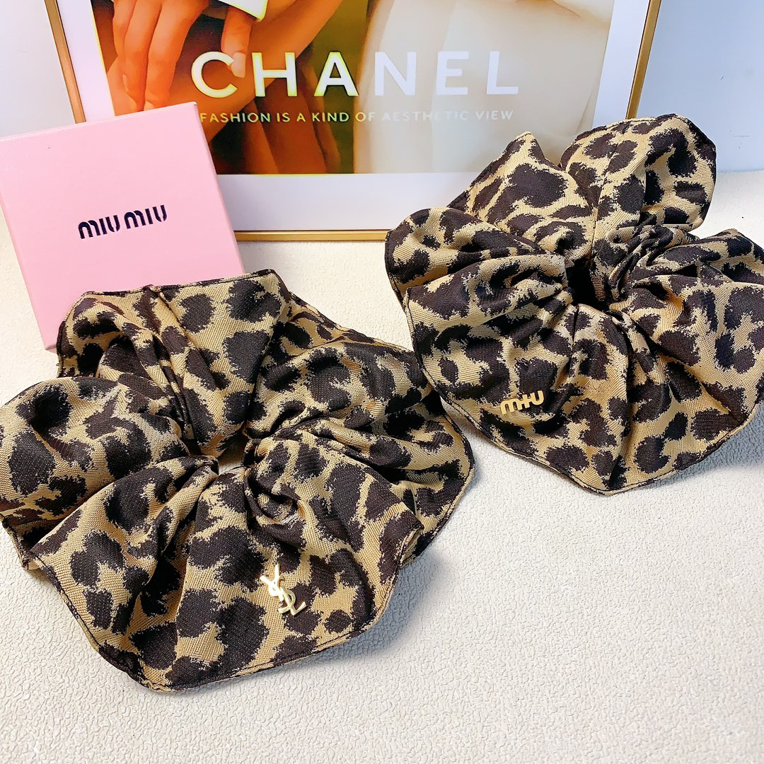 NO:285311,45 miumiu miumiu rubber band leopard print titanium steel logo large rubber band large intestine ring hair ring daily exquisite items versatile temperament must-have items Treasure model Closed eyes recommended (single hairband box) hairpins, hairpins, miumiu, hairpins1986090945 miumiu缪缪 miumiu皮筋 豹纹钛钢logo大号皮筋大肠圈发圈 日常精致小单品 气质百搭小仙女必入单品 宝藏款 闭眼入推荐款（单个配发箍盒）发夹,发夹,miumiu,hairpins,accessory