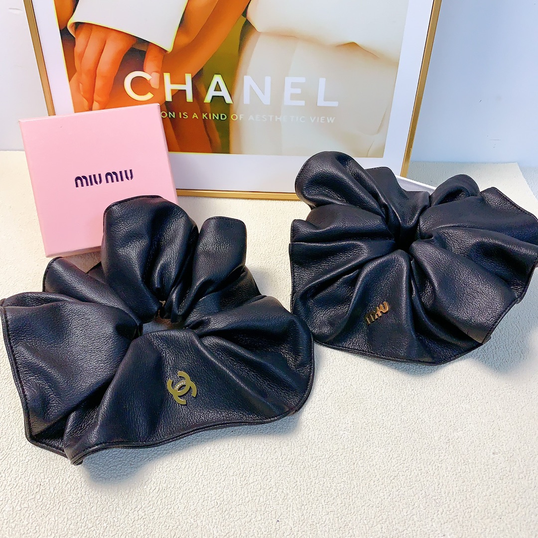 NO:285313,45 miumiu chanel Xiaoxiang sheepskin titanium steel logo large rubber band large intestine ring hair ring daily exquisite items versatile temperament must-have items Treasure model Closed eyes recommended (single hairband box) hairpins, hairpins, chanel, miumiu, sheepskin, hairpins1986090945 miumiu缪缪 chanel小香 羊皮钛钢logo大号皮筋大肠圈发圈 日常精致小单品 气质百搭小仙女必入单品 宝藏款 闭眼入推荐款（单个配发箍盒）发夹,发夹,chanel,miumiu,sheepskin,hairpins,accessory