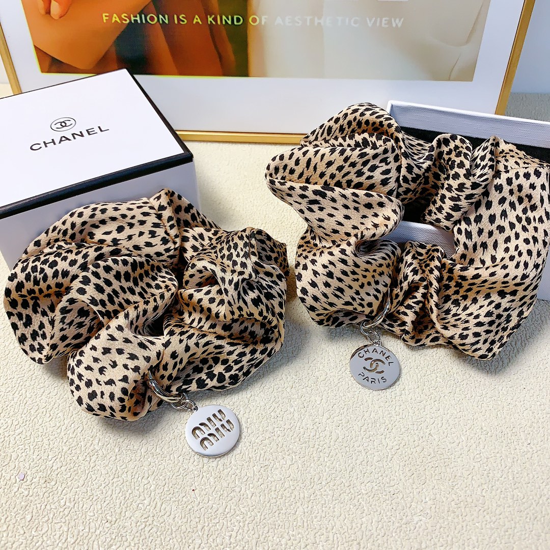NO:285315,40 miumiu chanel Xiaoxiang leopard print tag titanium steel logo rubber band large intestine ring hair ring daily exquisite items versatile temperament must-apple items Treasure model Closed eyes recommended (single) hairpin, hairpin, chanel, miumiu, hairpins1986090940 miumiu缪缪 chanel小香 豹纹吊牌钛钢logo皮筋大肠圈发圈 日常精致小单品 气质百搭小仙女必入单品 宝藏款 闭眼入推荐款（单个）发夹,发夹,chanel,miumiu,hairpins,accessory