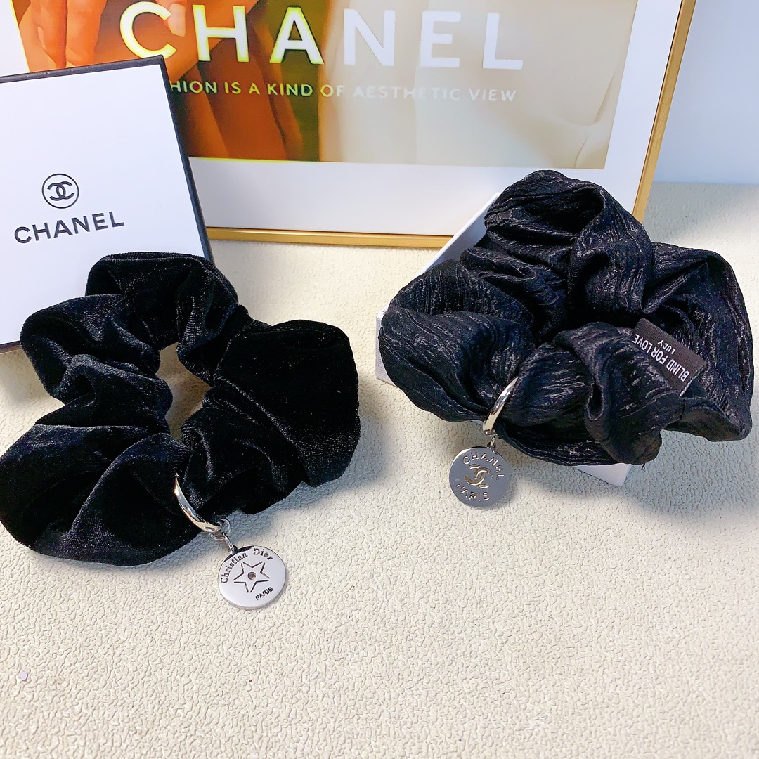 NO:285317,40 Chanel Xiaoxiang Dior Tag Titanium Steel Logo Rubber Band Large Intestine Circle Hair Circle Daily Delicate Small Products Temperament Versatile Little Fairy Must-Entertainment Treasure Style Closed Eye Recommended (Single) Hairpins, Hairpins1986090940 chanel小香 Dior迪奥 吊牌钛钢logo皮筋大肠圈发圈 日常精致小单品 气质百搭小仙女必入单品 宝藏款 闭眼入推荐款（单个）发夹,发夹,chanel,dior,dior,hairpins,accessory