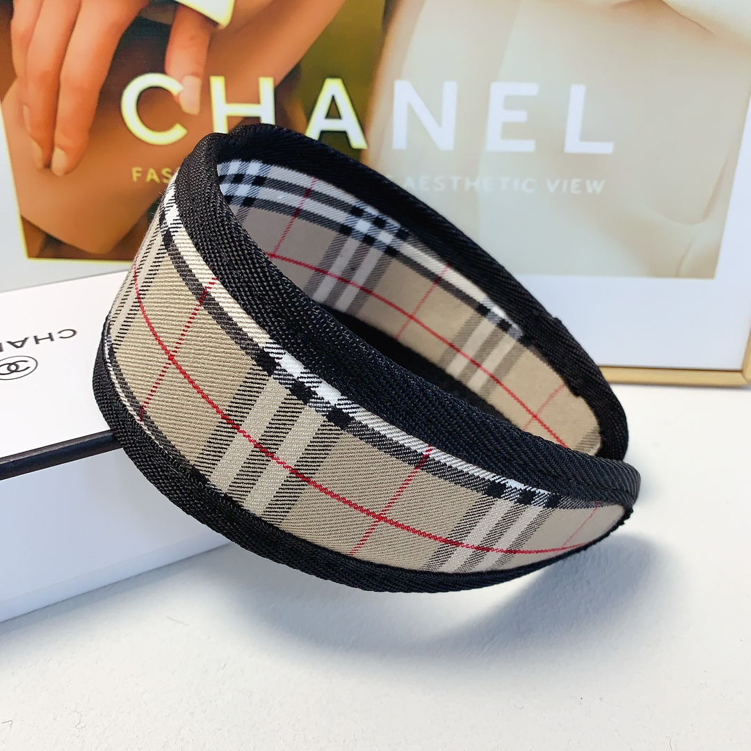 NO:300403,50 Burberry headband, wide version of classic plaid logo, light luxury European and American style hairband, daily exquisite small items, temperament and versatile little fairy must-have items, full of celebrity style~treasure style, closed eyes and recommended style (single) hairpins, hairpins, burberry, hairpins1986090950 巴宝莉发箍 宽版经典格子logo轻奢风欧美风发箍 日常精致小单品 气质百搭小仙女必入单品 名媛风十足～宝藏款 闭眼入推荐款（单个）发夹,发夹,burberry,hairpins,accessory
