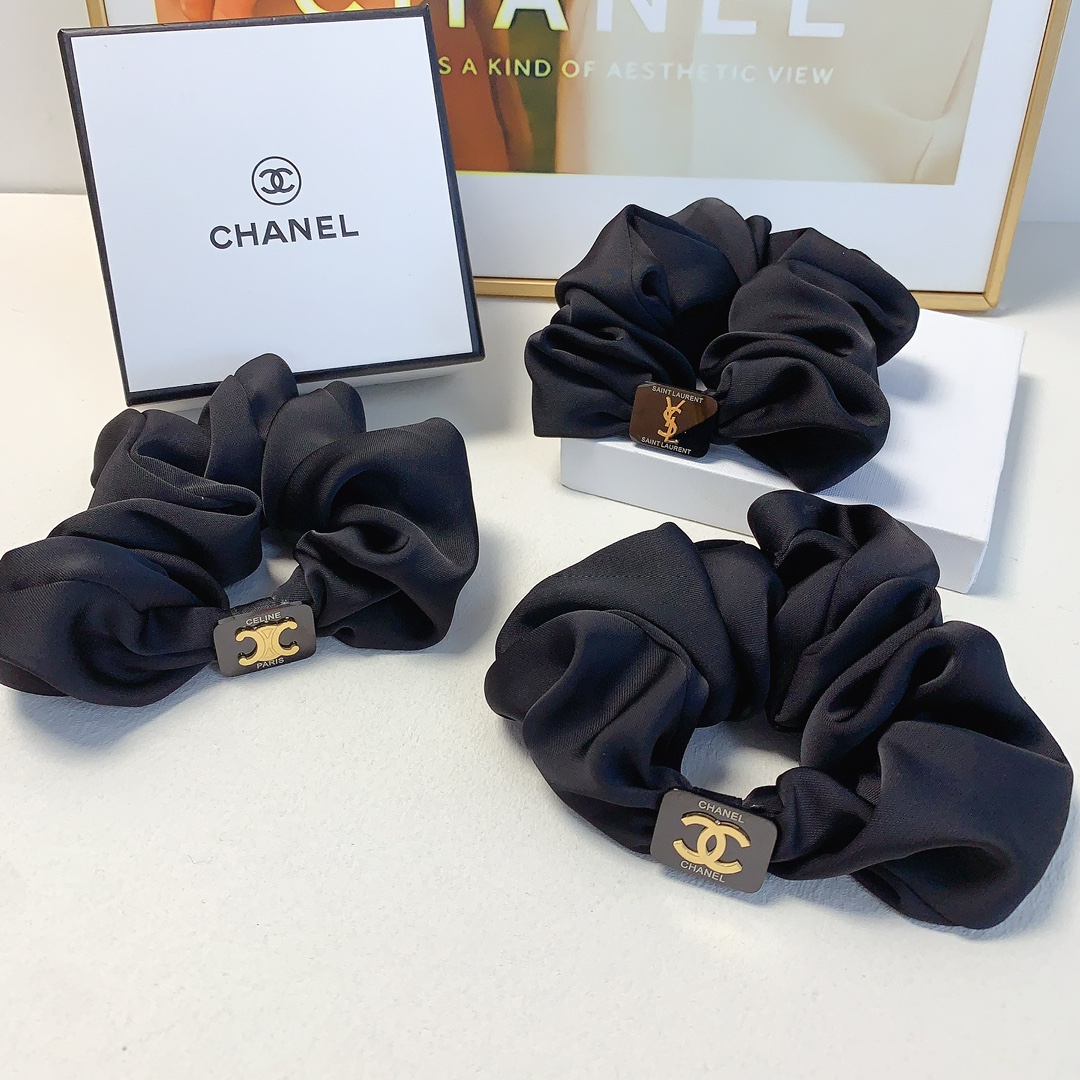 Chanel pequeño Chanel, Celine Celine, YSL Saint Laurent coletero con logo negro de acero, coletero de piel, elegante y …