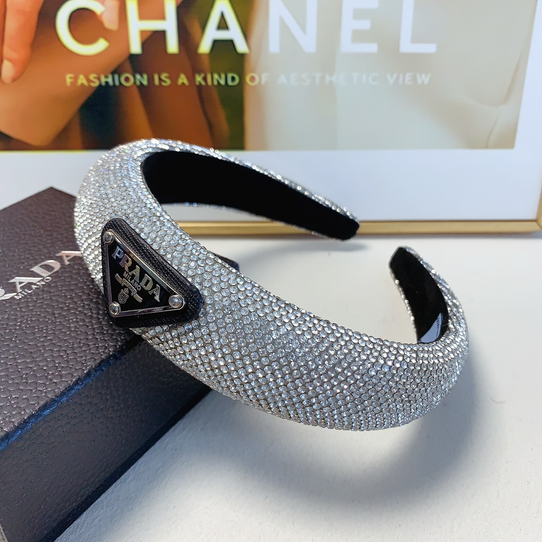 NO:300388,50 rada rada hairband full diamond triangle logo light luxury style hairband temperament versatile little fairy must-enter single product full of celebrity style ~ treasure style closed eyes recommended (single) hairpins, hairpins, prada, prada, hairpins1986090950 rada普拉达 rada发箍 满钻三角logo轻奢风发箍气质百搭小仙女必入单品名媛风十足～宝藏款 闭眼入推荐款（单个）发夹,发夹,prada,prada,hairpins,accessory