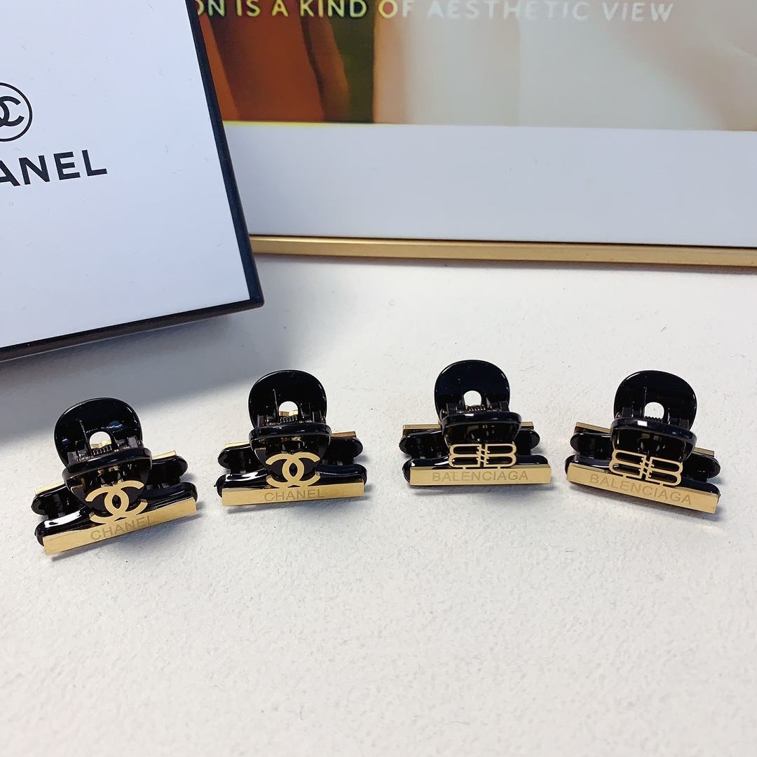 NO:300990,45 Chanel Xiaoxiang Balenciaga titanium steel logo clip Korean version small edge clip Exquisite little fairy must-in-one item Treasure model Close eyes recommended (one pair) hairpin, hairpin, balenciaga, chanel, hairpins1986090945 Chanel小香 巴黎世家 钛钢logo抓夹韩版小边夹 精致小仙女必入单品 宝藏款 闭眼入推荐款（一对）发夹,发夹,balenciaga,chanel,hairpins,accessory