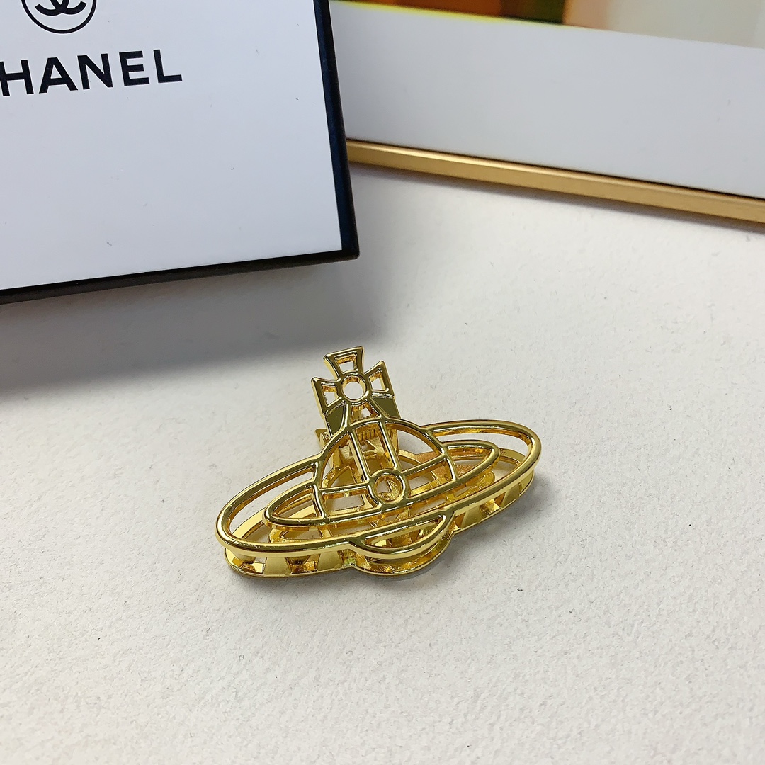 Vivienne Westwood: Queen of Unique, Saturn-inspired Fashion with Fairy-tale Elements - 图片 6