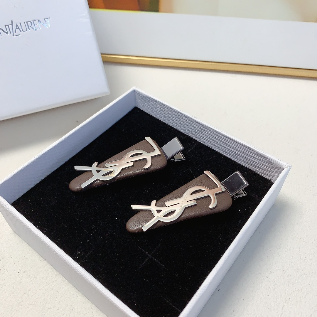 Luxurious Yangwood Hairpin by YSL Saint Roland in Lamb-Skin Titanium - 图片 7