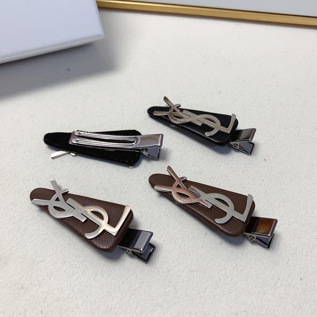 Luxurious Yangwood Hairpin by YSL Saint Roland in Lamb-Skin Titanium - 图片 2