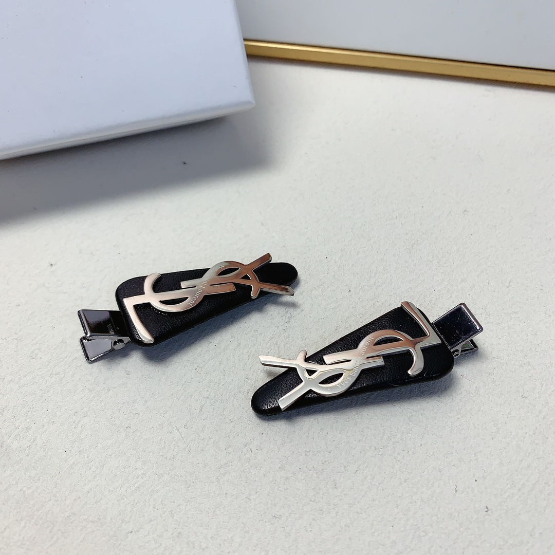 Luxurious Yangwood Hairpin by YSL Saint Roland in Lamb-Skin Titanium - 图片 3