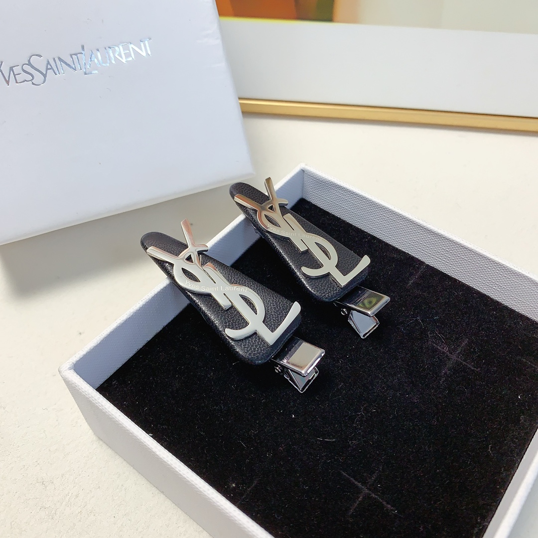Luxurious Yangwood Hairpin by YSL Saint Roland in Lamb-Skin Titanium - 图片 5