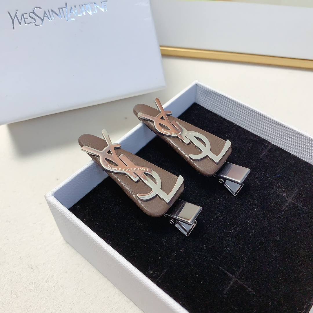Luxurious Yangwood Hairpin by YSL Saint Roland in Lamb-Skin Titanium - 图片 6