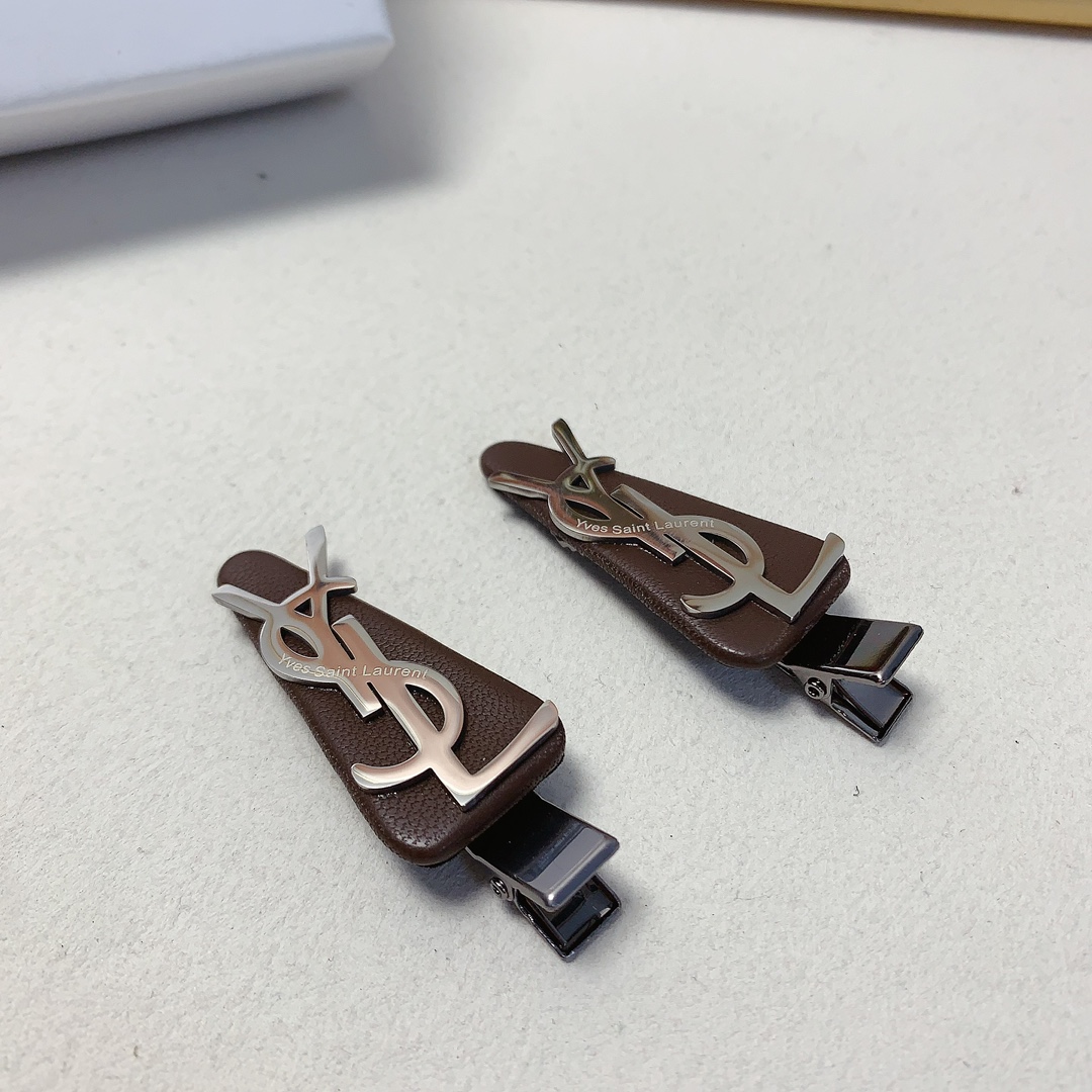 Luxurious Yangwood Hairpin by YSL Saint Roland in Lamb-Skin Titanium - 图片 9