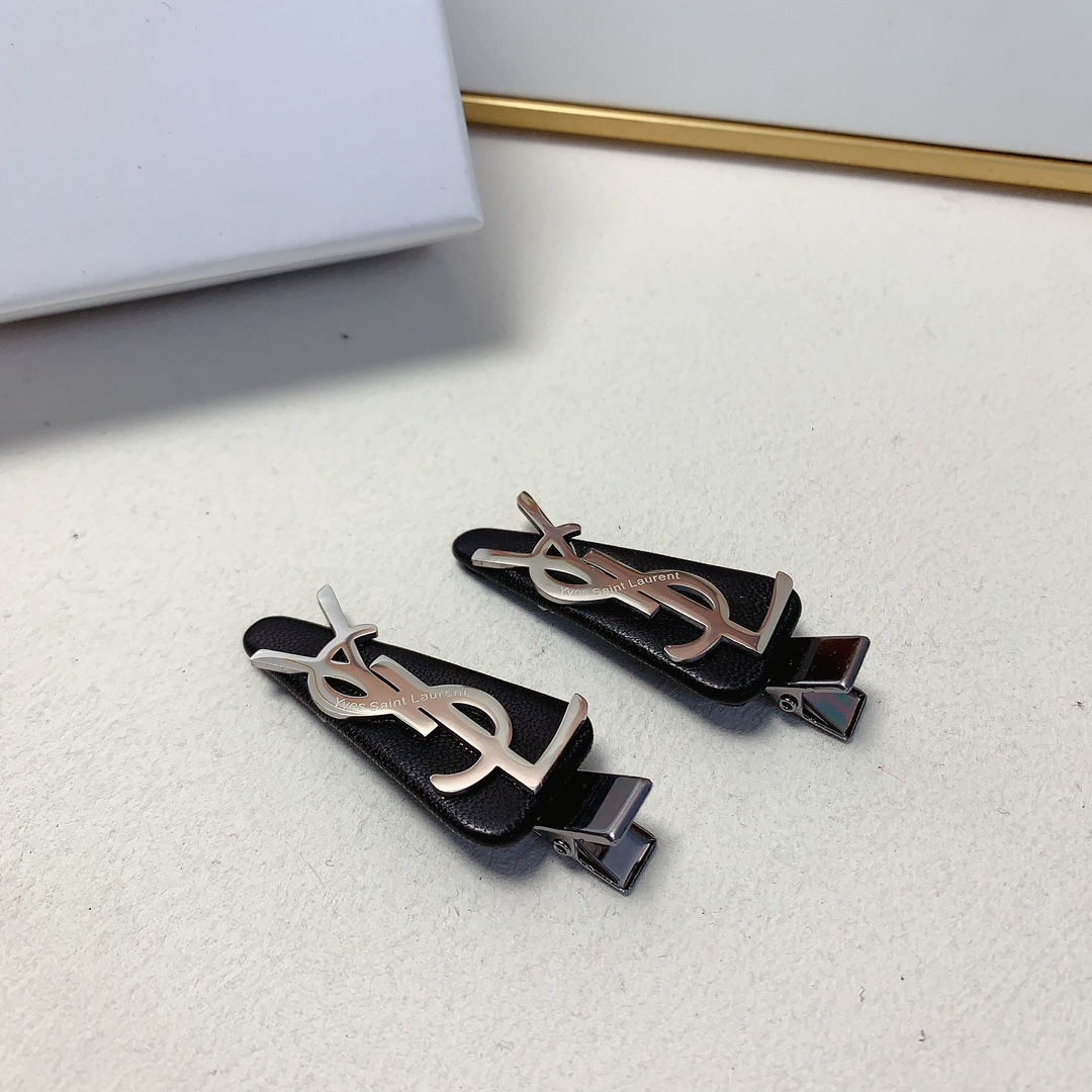 Luxurious Yangwood Hairpin by YSL Saint Roland in Lamb-Skin Titanium - 图片 4