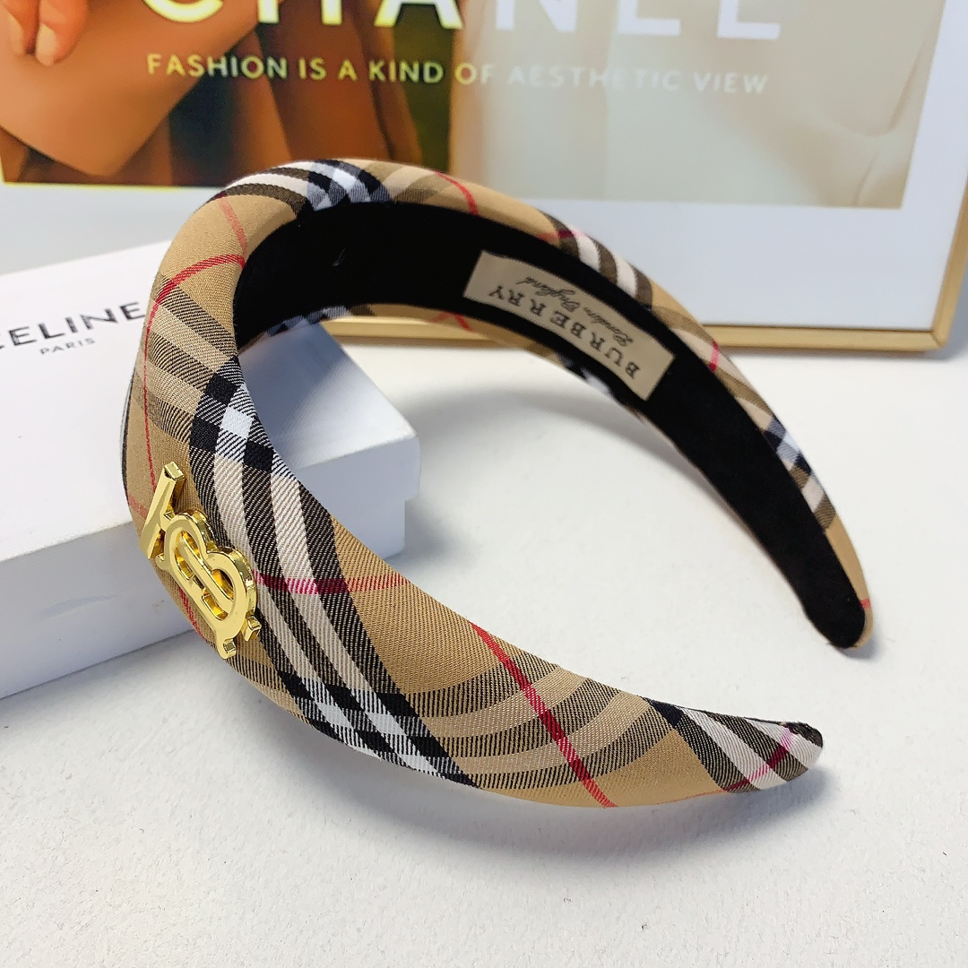 Fashion Update: Burberry Introduces Stylish White Logo on Band 95 Barbara’s Hair - 图片 2