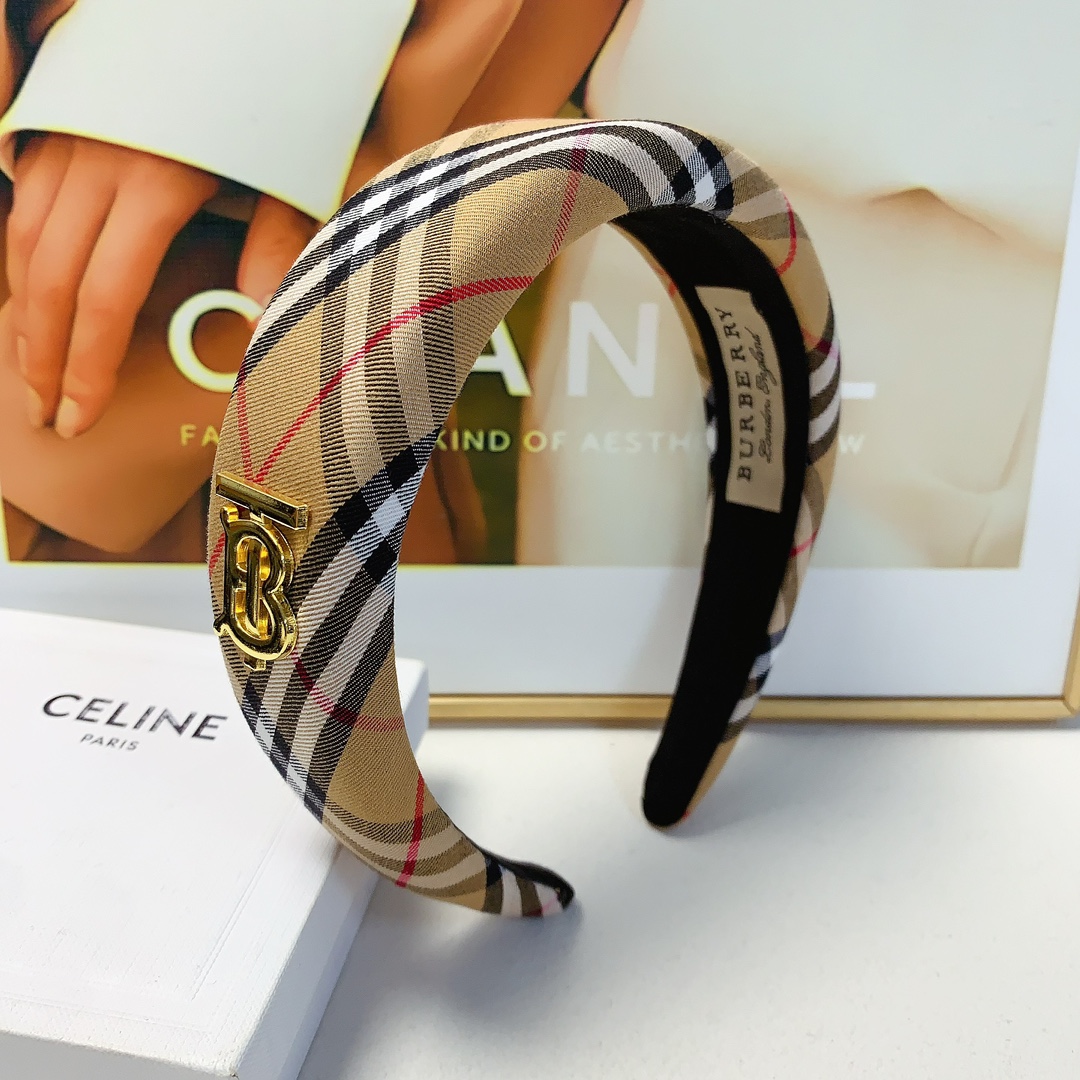 Fashion Update: Burberry Introduces Stylish White Logo on Band 95 Barbara’s Hair - 图片 5
