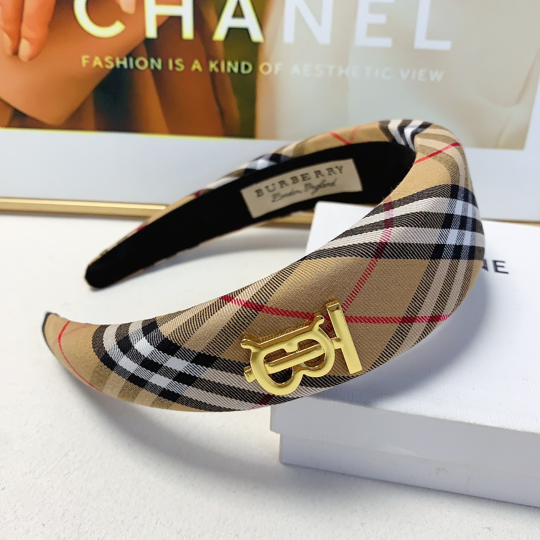 Fashion Update: Burberry Introduces Stylish White Logo on Band 95 Barbara’s Hair - 图片 3