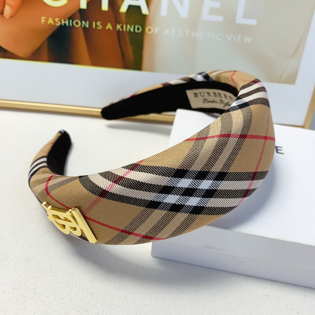 Fashion Update: Burberry Introduces Stylish White Logo on Band 95 Barbara’s Hair - 图片 4
