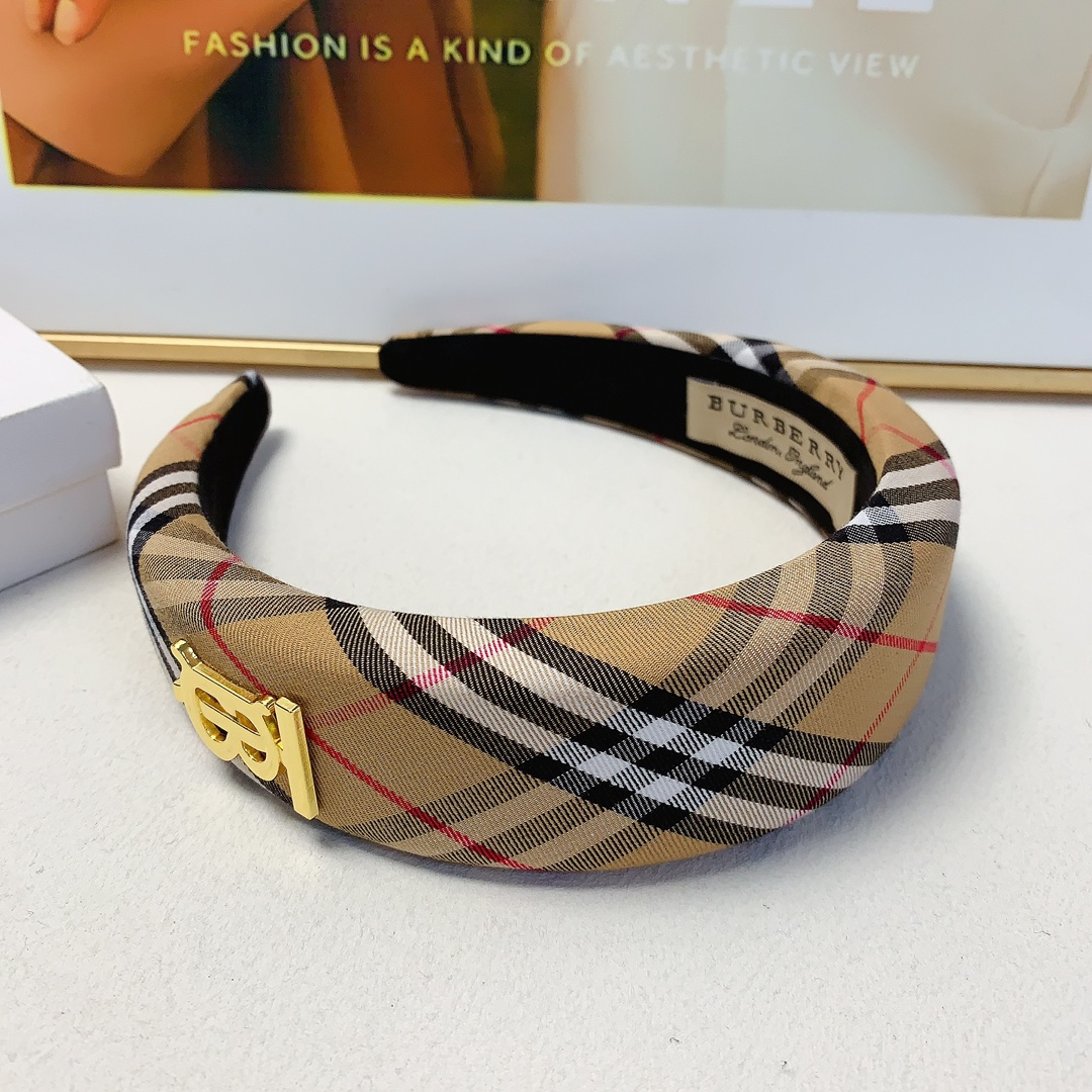 Fashion Update: Burberry Introduces Stylish White Logo on Band 95 Barbara’s Hair - 图片 6
