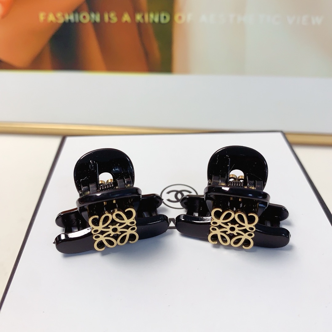 NO:300987,45 loewe loewe hairpin titanium steel logo clip Korean version small edge clip exquisite little fairy must-in item Treasure style Close eyes recommended (one pair) hairpin, hairpin, loewe, loewe, hairpins1986090945 loewe罗意威 loewe发夹 钛钢logo抓夹韩版小边夹 精致小仙女必入单品 宝藏款 闭眼入推荐款（一对）发夹,发夹,loewe,loewe,hairpins,accessory