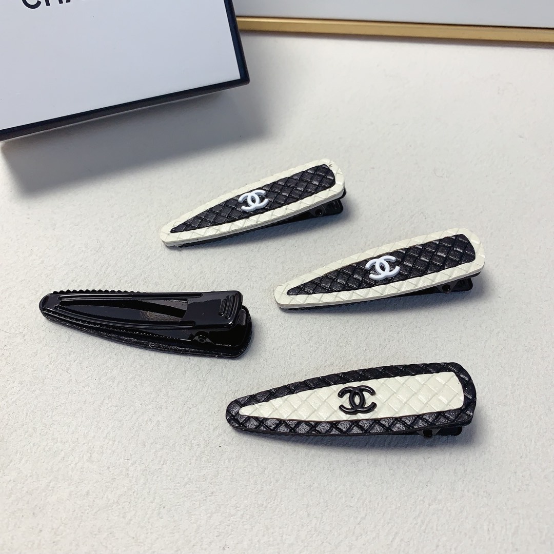 NO:300970,50 Chanel Xiaoxiang Chanel Hairpins Diamond logo edge clip bang clip press clip daily exquisite small items, temperament versatile little fairy must-have items, treasure style, closed eyes recommended style (one pair) hairpins, hairpins, chanel, hairpins1986090950 chanel小香 chanel发夹 菱格logo边夹刘海夹压夹日常精致小单品 气质百搭小仙女必入单品 宝藏款 闭眼入推荐款（一对）发夹,发夹,chanel,hairpins,accessory