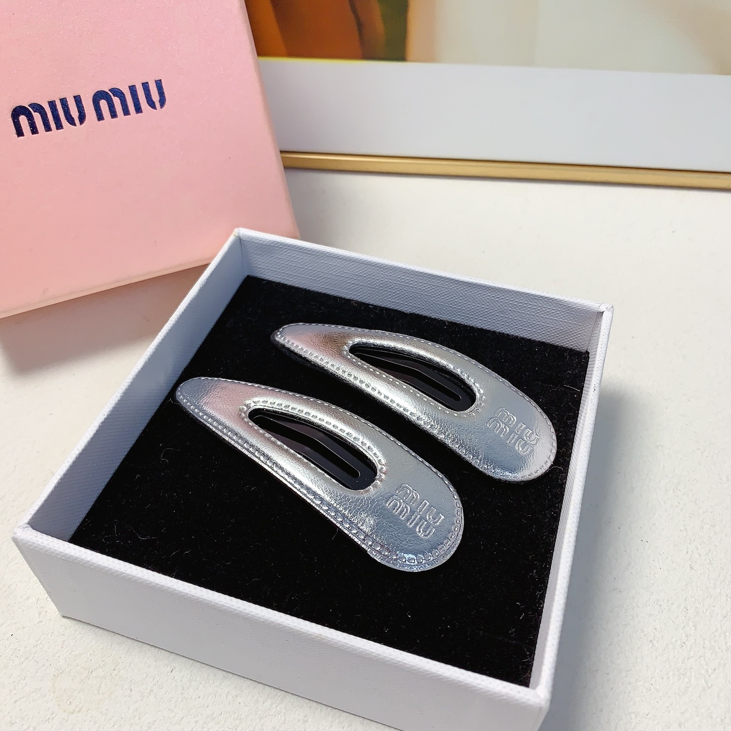 NO:300490,50 miumiu miumiu hairpin embossed logo edge clip bang clip bb clip daily exquisite small items, temperament versatile little fairy must-have items, treasure style, closed eyes recommended style (one pair) hairpin, hairpin, miumiu, hairpins1986090950 miumiu缪缪 miumiu发夹 压纹logo边夹刘海夹压夹bb夹日常精致小单品 气质百搭小仙女必入单品 宝藏款 闭眼入推荐款（一对）发夹,发夹,miumiu,hairpins,accessory